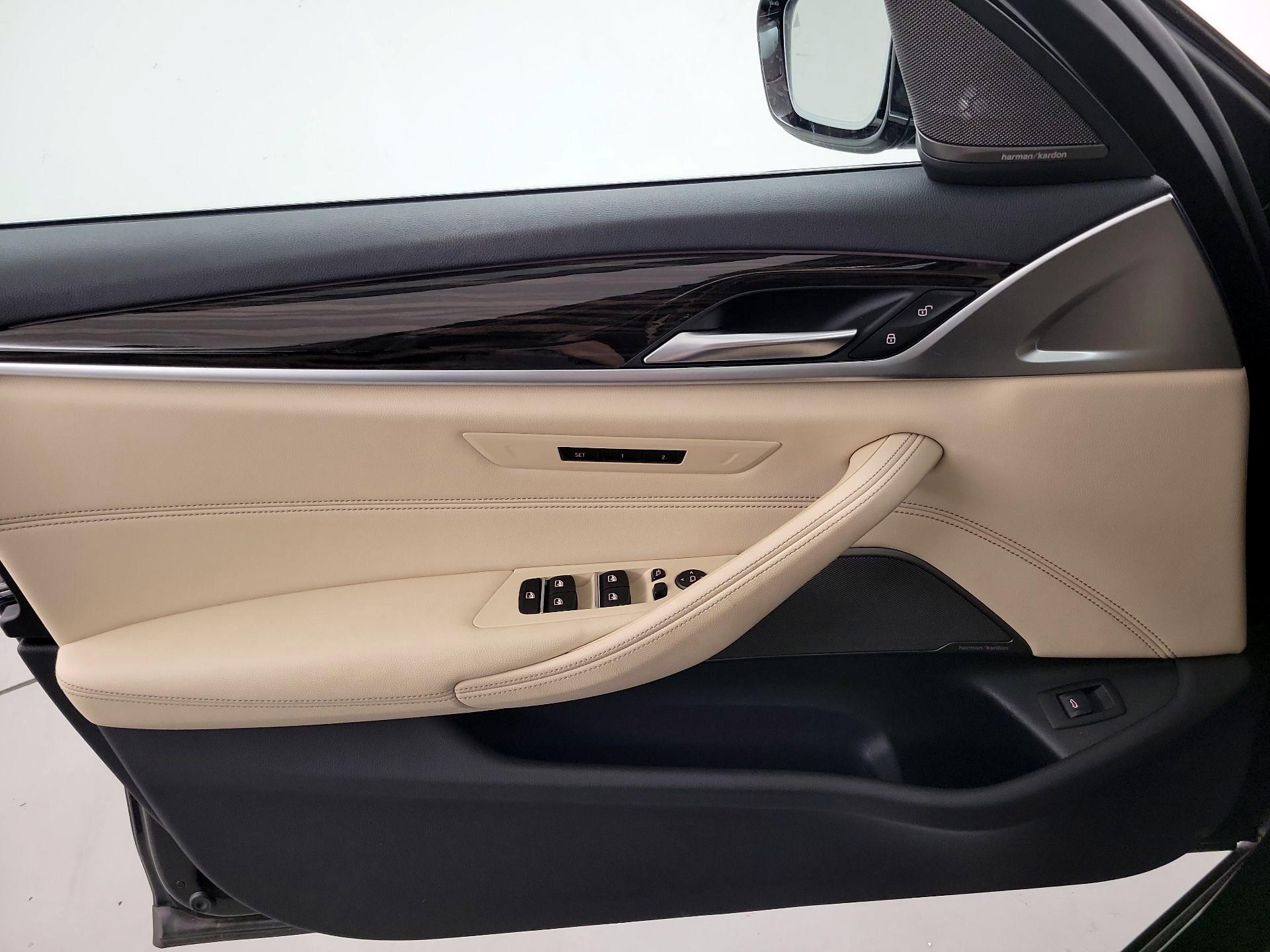 Thumbnail: 2023 BMW 5 Series - 10