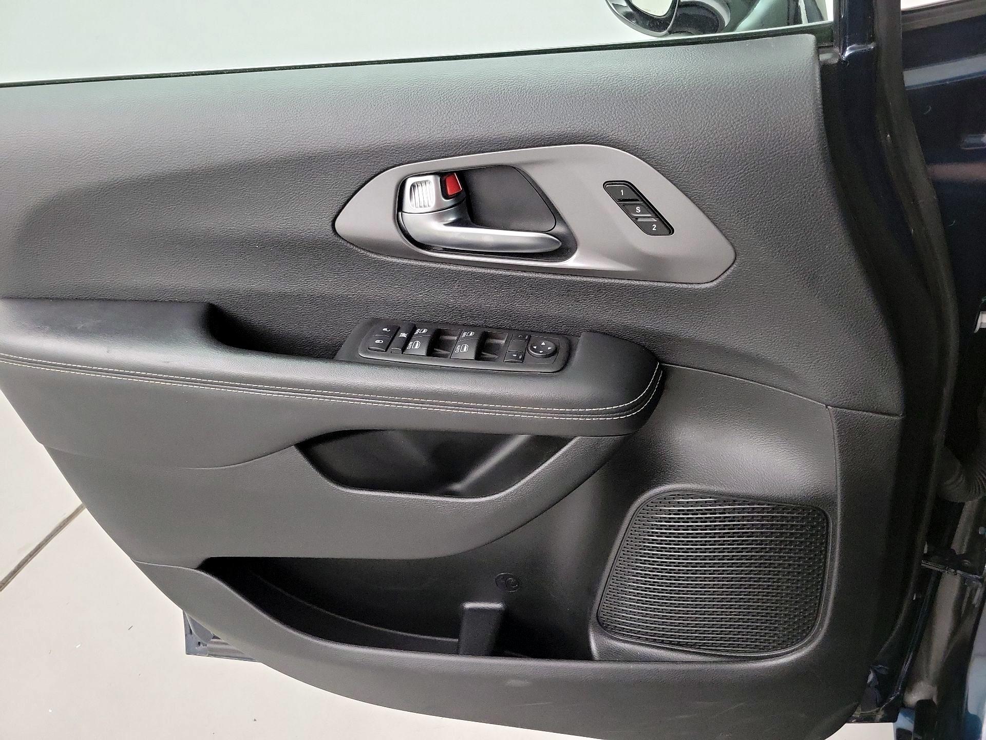 Thumbnail: 2025 Chrysler Pacifica - 10