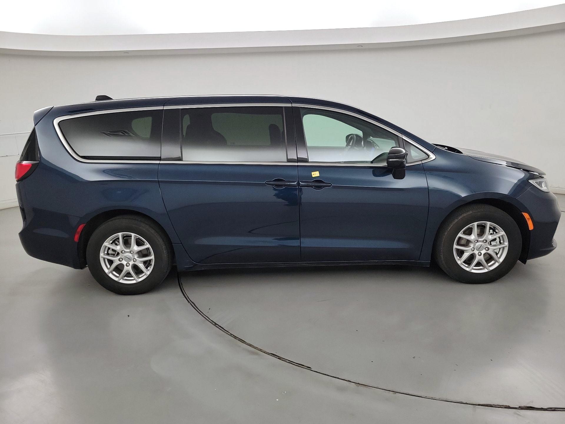 Thumbnail: 2025 Chrysler Pacifica - 4