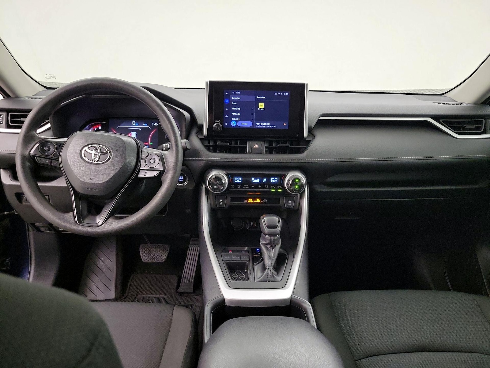 2025 Toyota RAV4 XLE - Photo 10
