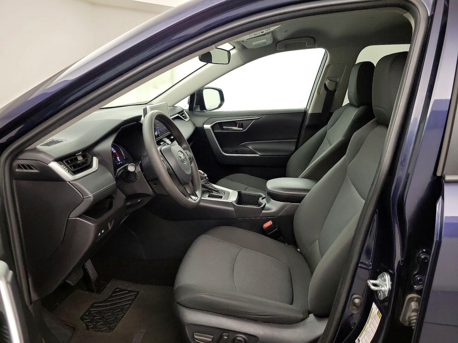 2025 Toyota RAV4 XLE - Photo 12