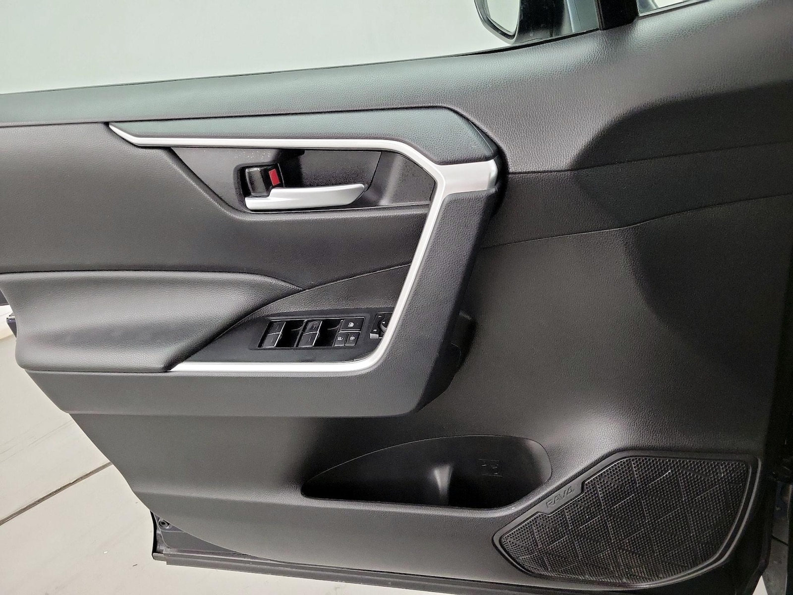 2025 Toyota RAV4 XLE - Photo 13