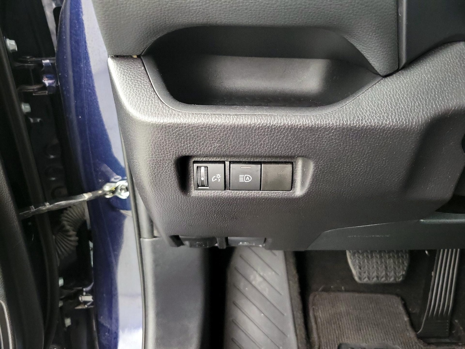 2025 Toyota RAV4 XLE - Photo 14