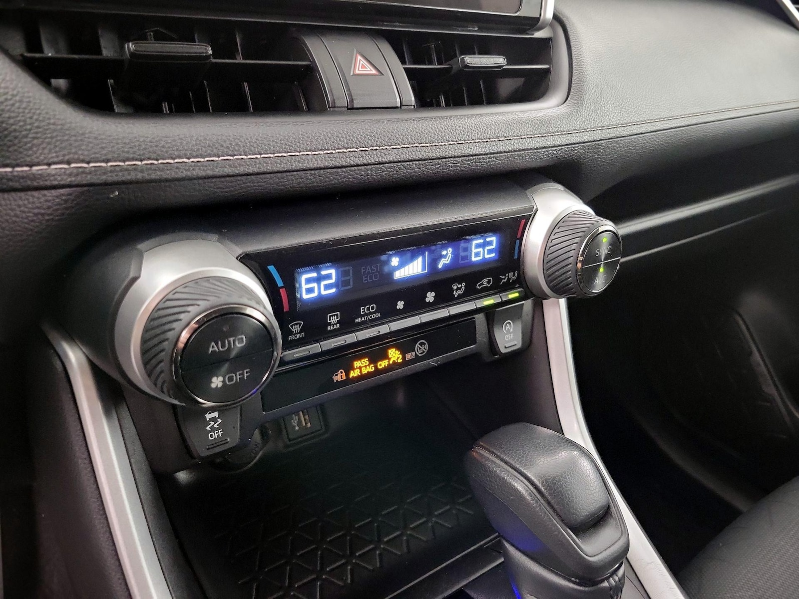 2025 Toyota RAV4 XLE - Photo 17
