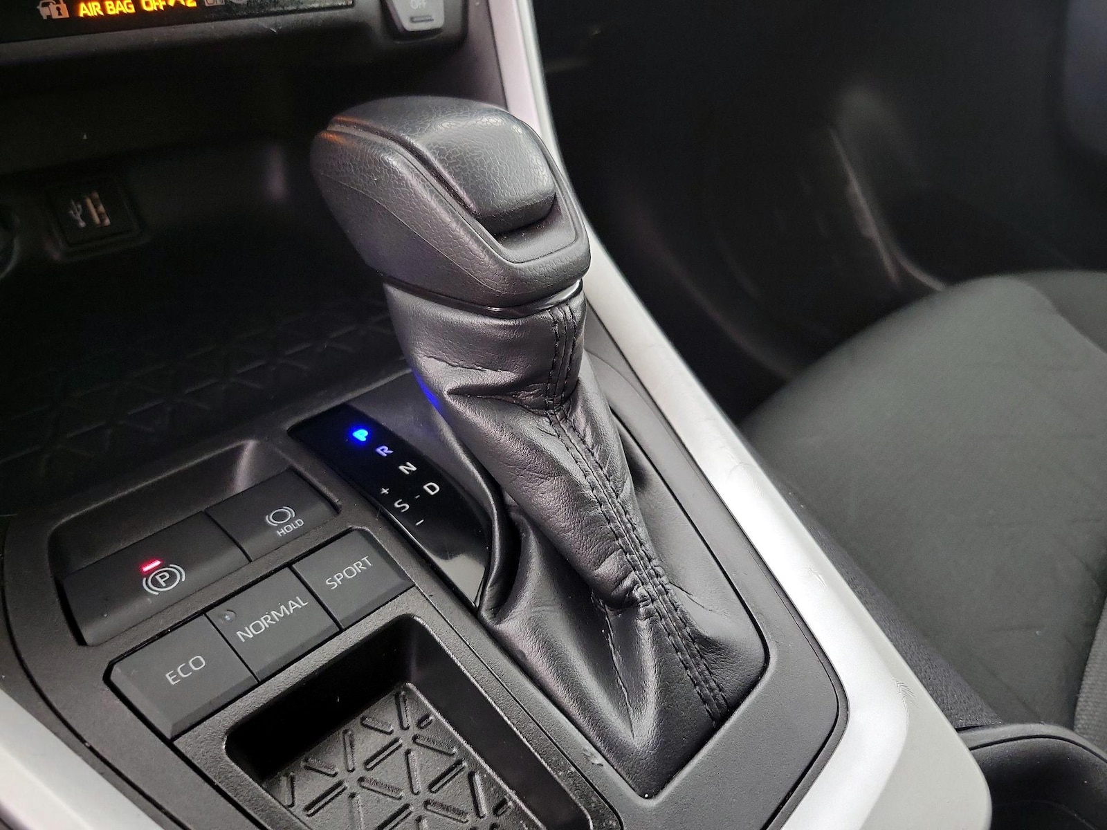 2025 Toyota RAV4 XLE - Photo 18