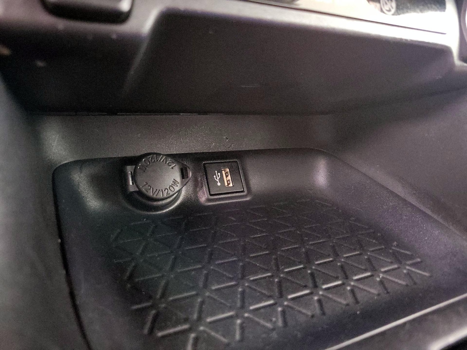 2025 Toyota RAV4 XLE - Photo 19