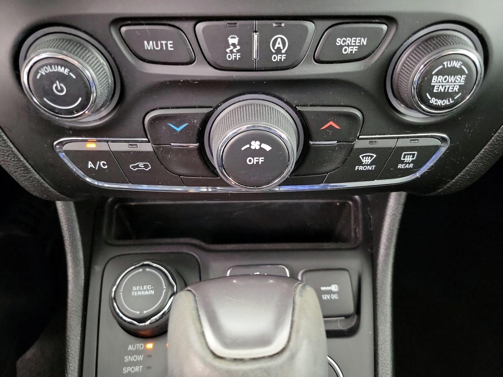 2021 Jeep Cherokee Latitude Lux - Photo 17