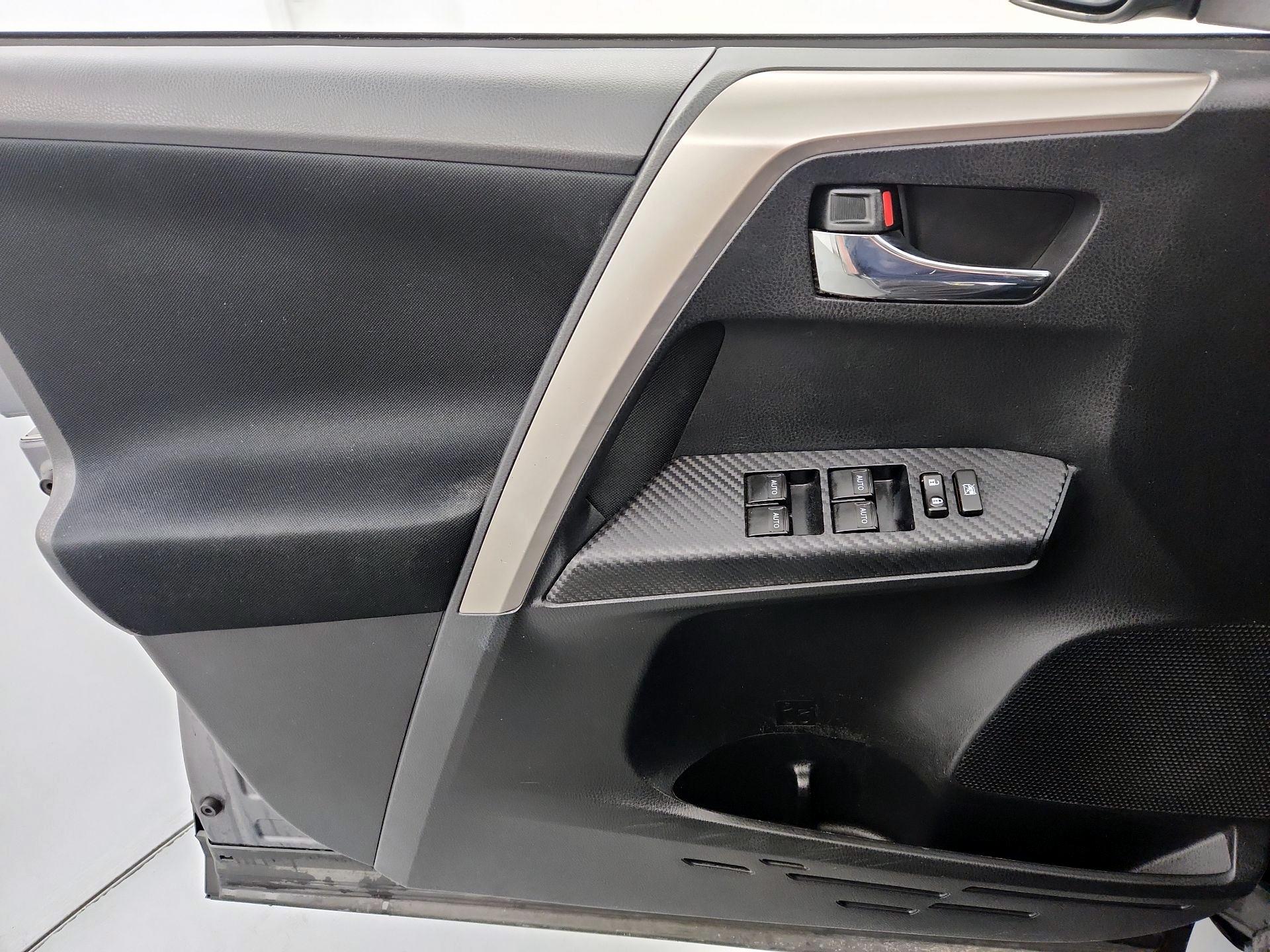 Thumbnail: 2015 Toyota RAV4 - 12