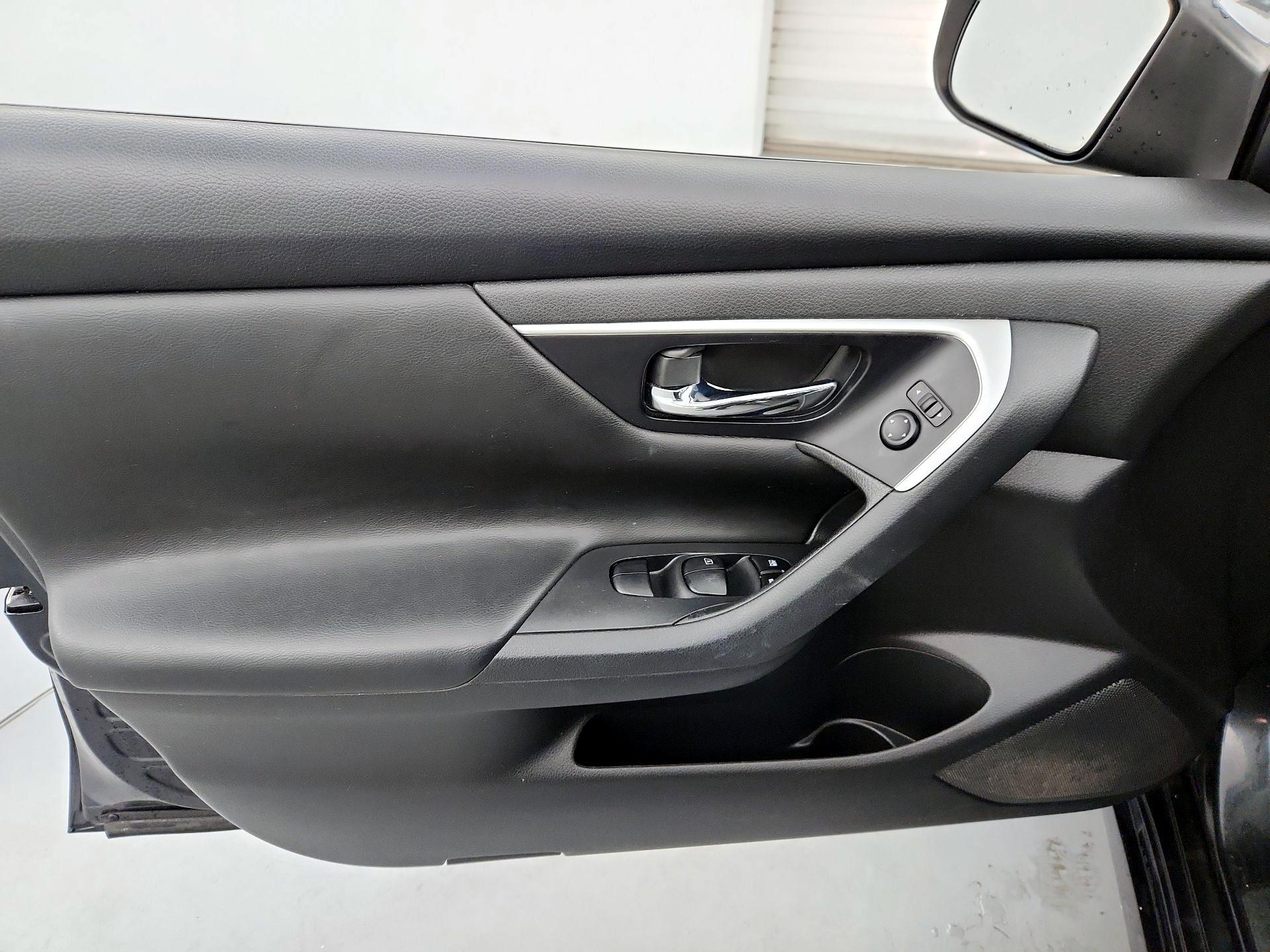 Thumbnail: 2017 Nissan Altima - 12