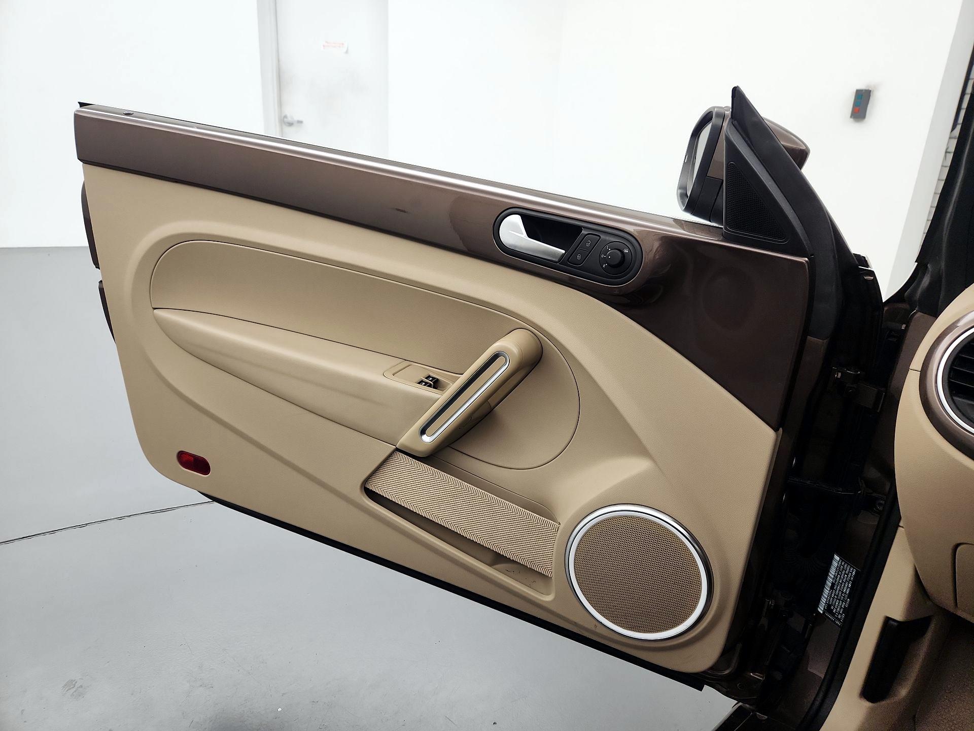 Thumbnail: 2014 Volkswagen Beetle - 12