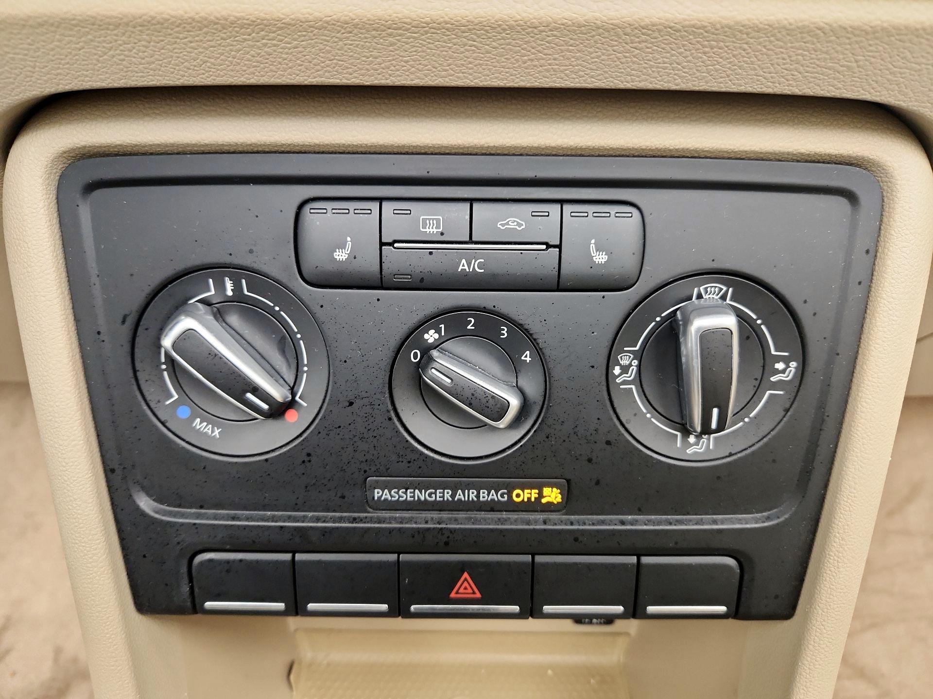 Thumbnail: 2014 Volkswagen Beetle - 15