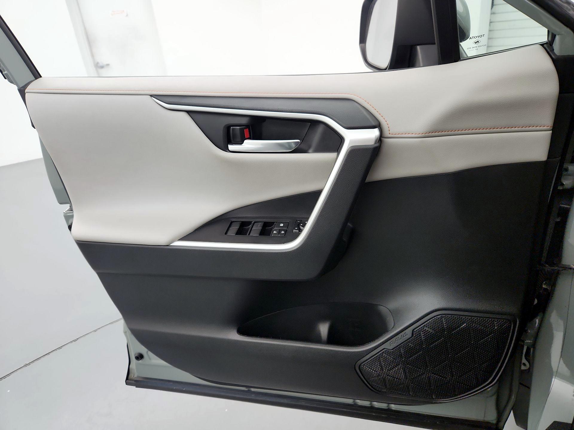 Thumbnail: 2021 Toyota RAV4 - 12