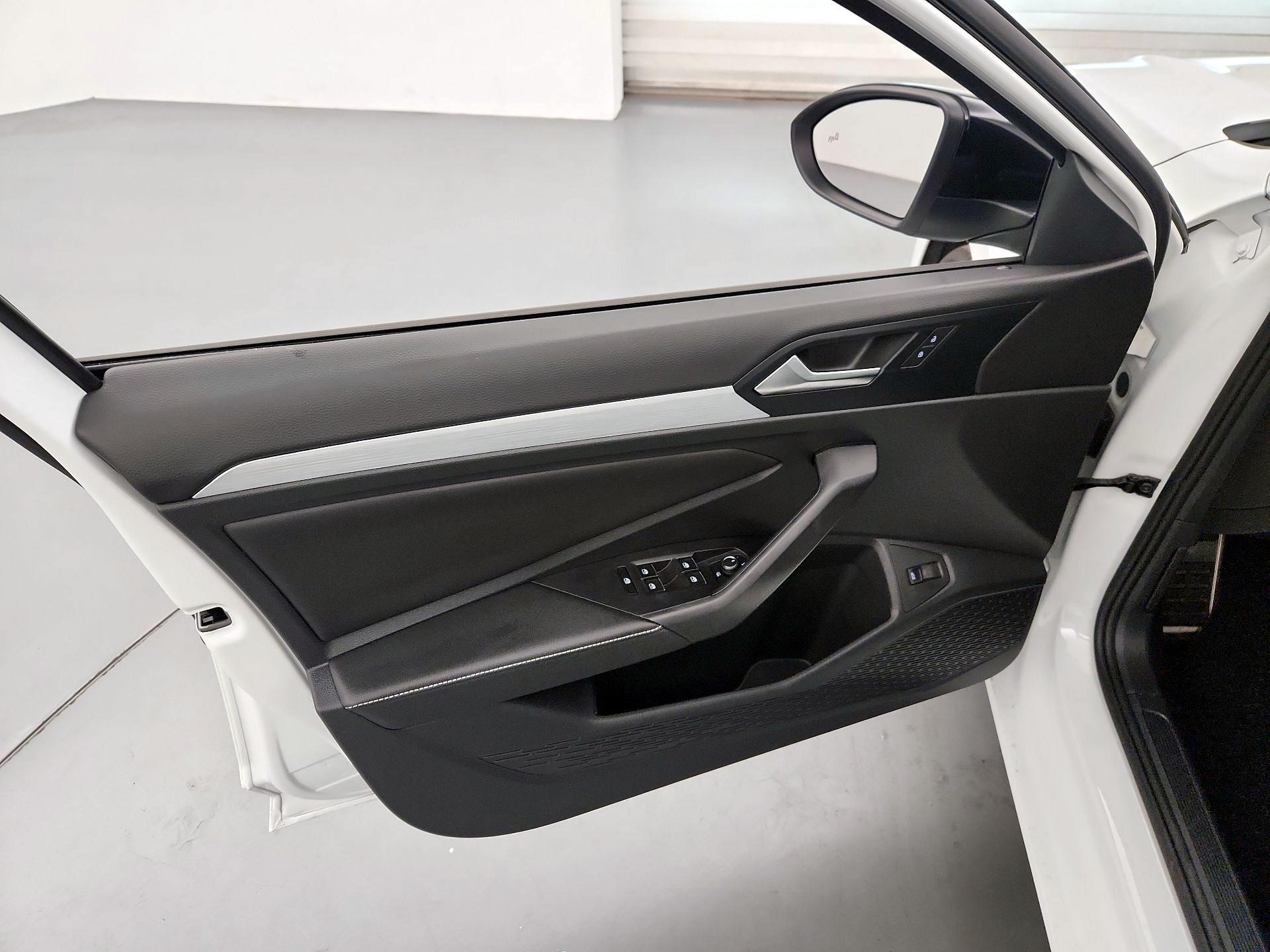 Thumbnail: 2025 Volkswagen Jetta - 12