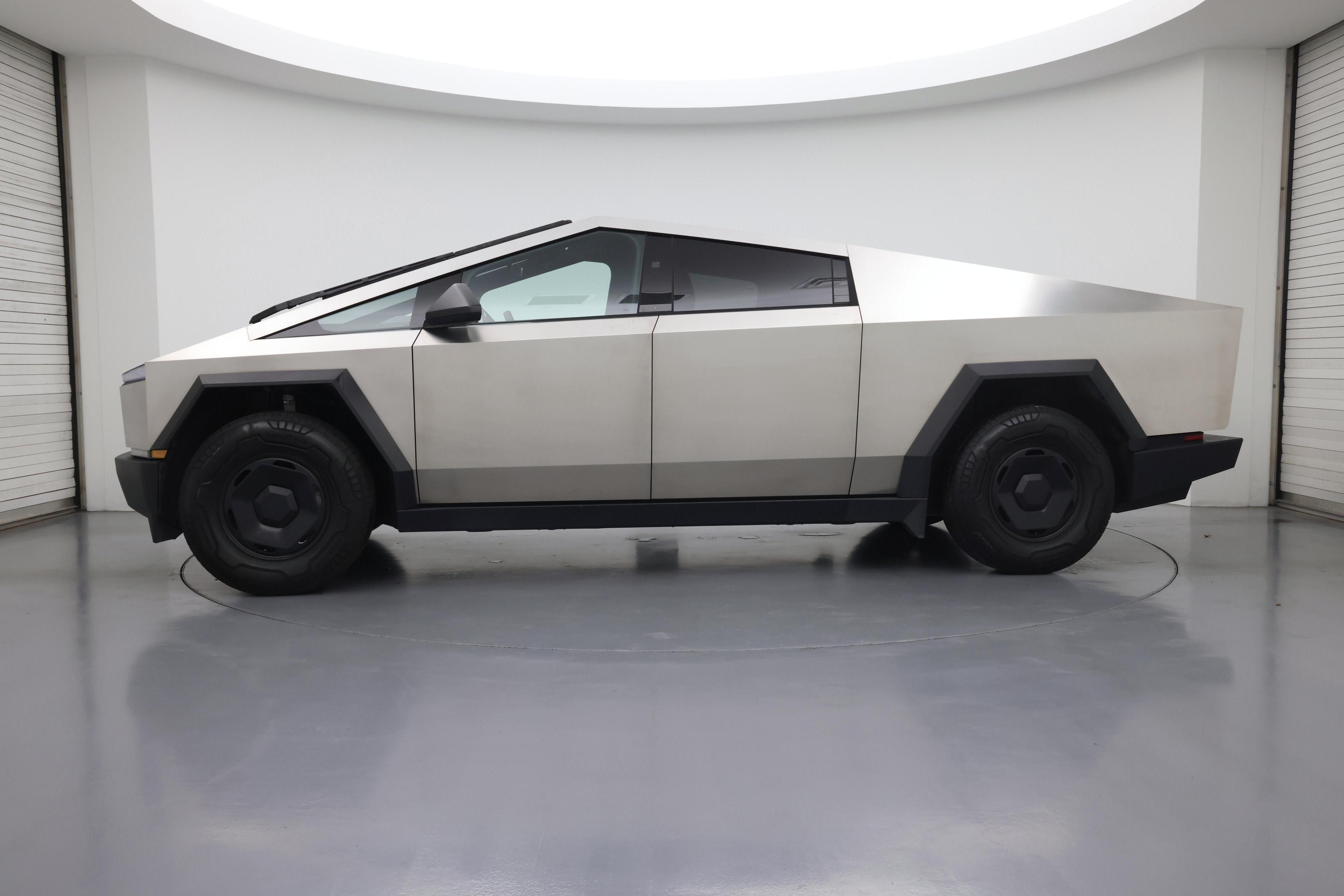 Thumbnail: 2025 Tesla Cybertruck - 3