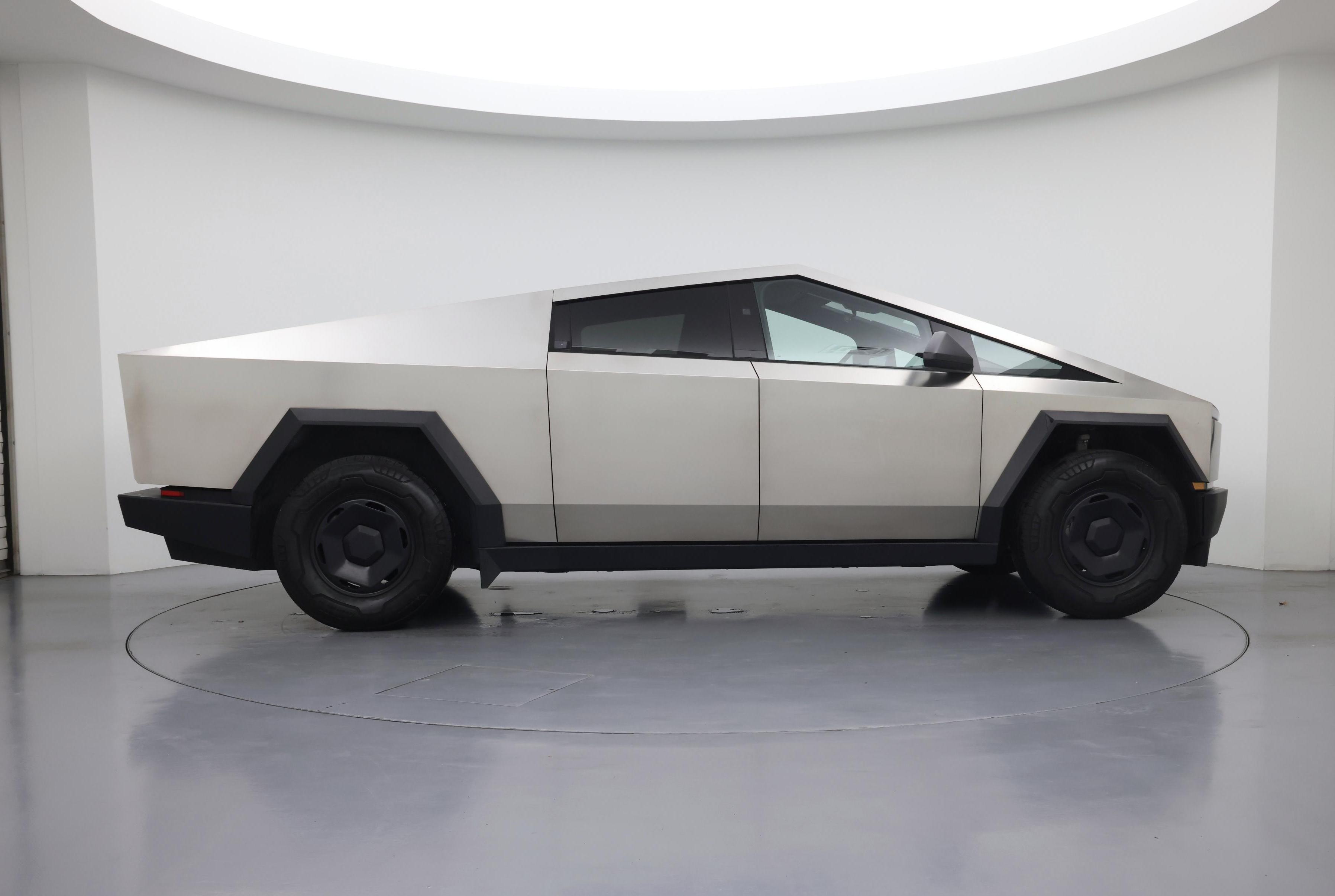 Thumbnail: 2025 Tesla Cybertruck - 7