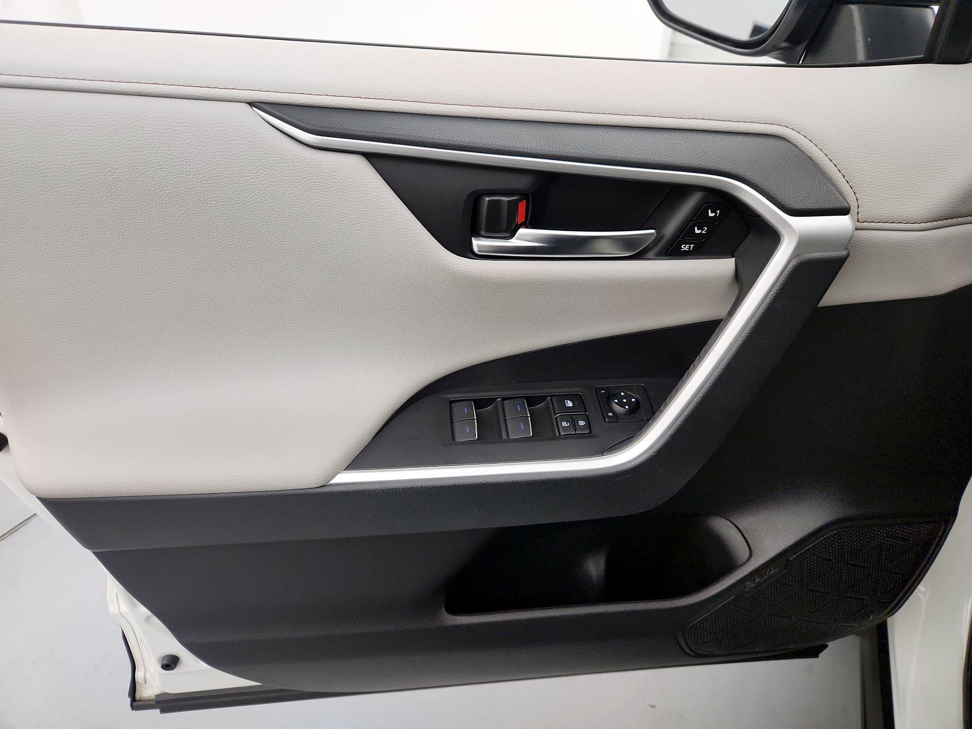Thumbnail: 2022 Toyota RAV4 - 12