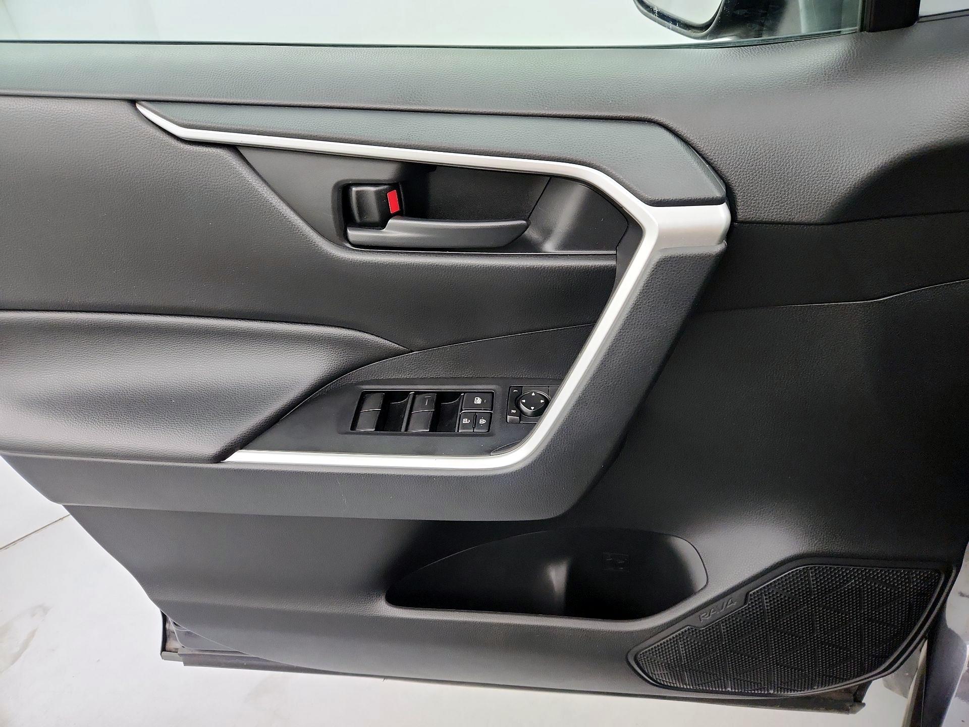 Thumbnail: 2019 Toyota RAV4 - 12