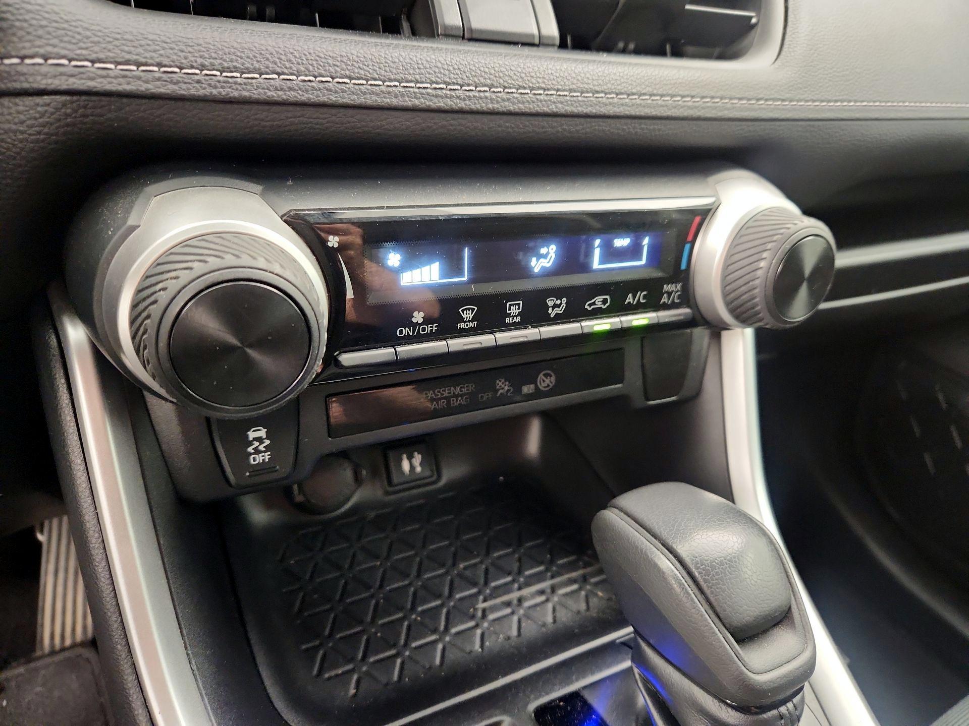 Thumbnail: 2019 Toyota RAV4 - 16