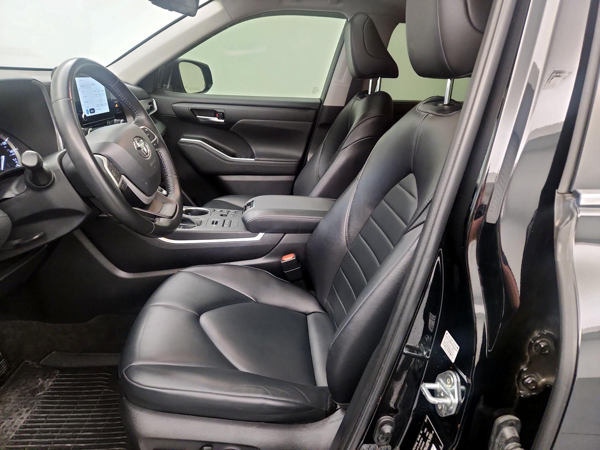 Thumbnail: 2023 Toyota Highlander - 11