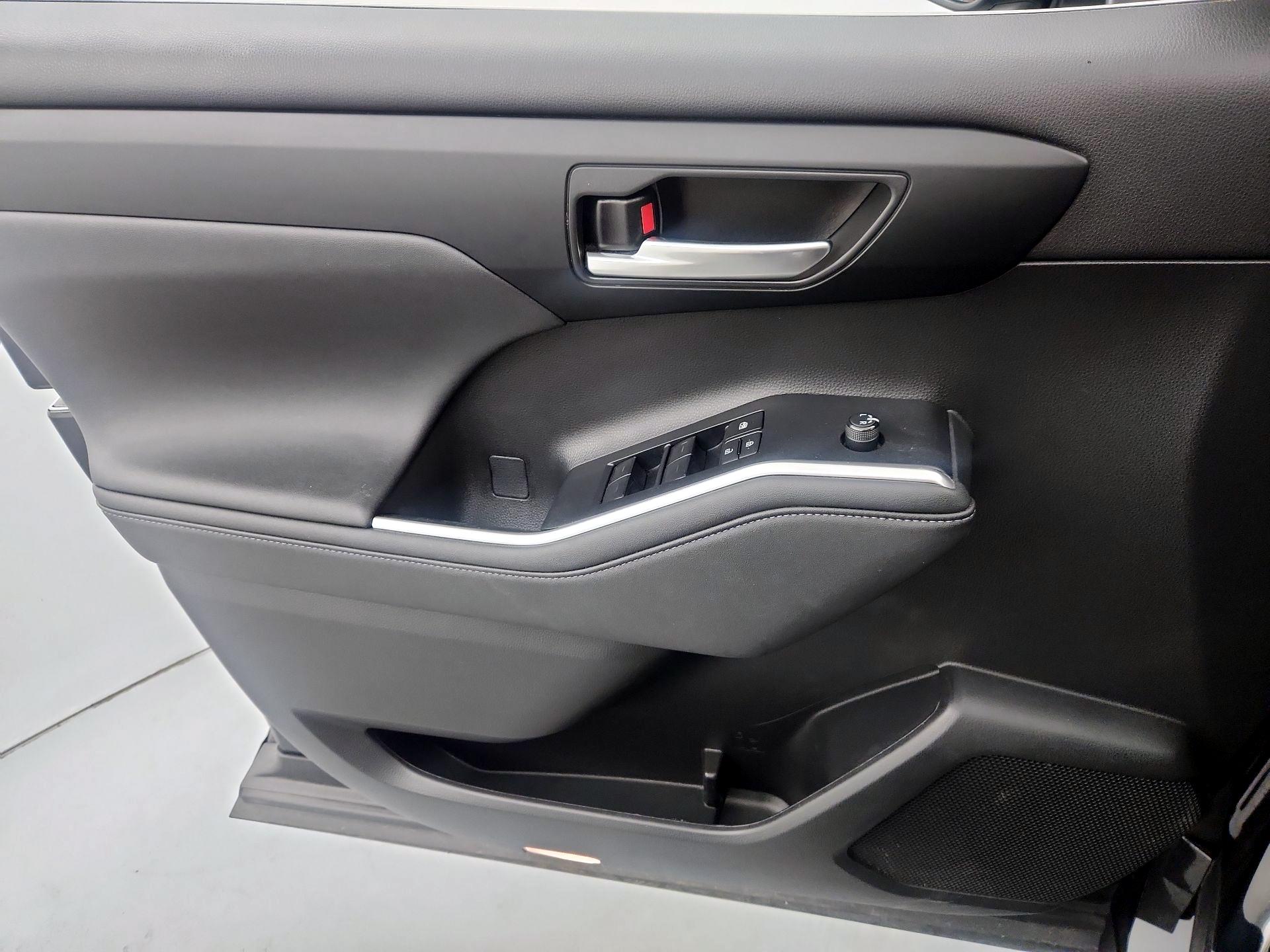 Thumbnail: 2023 Toyota Highlander - 12