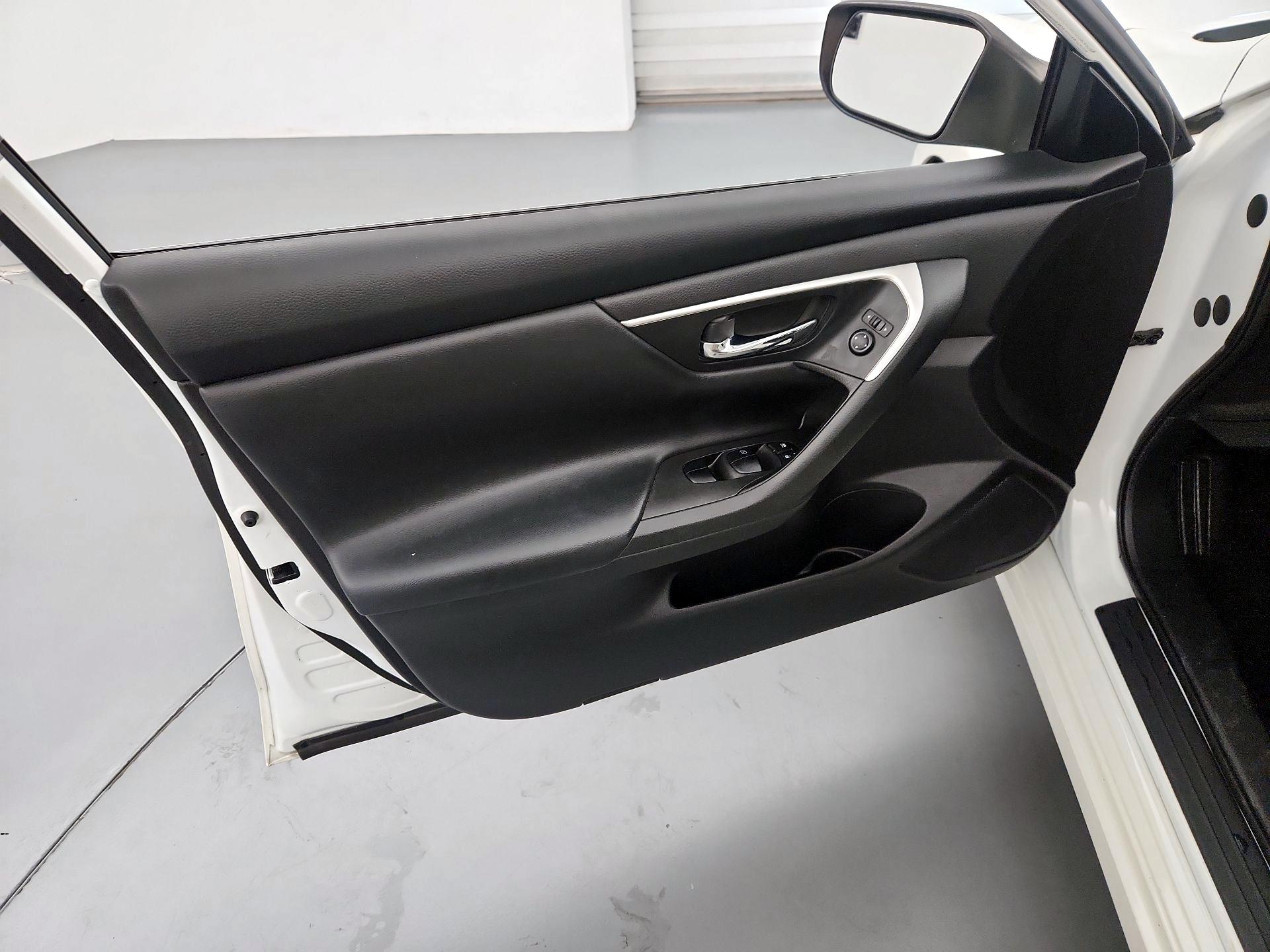 Thumbnail: 2016 Nissan Altima - 12