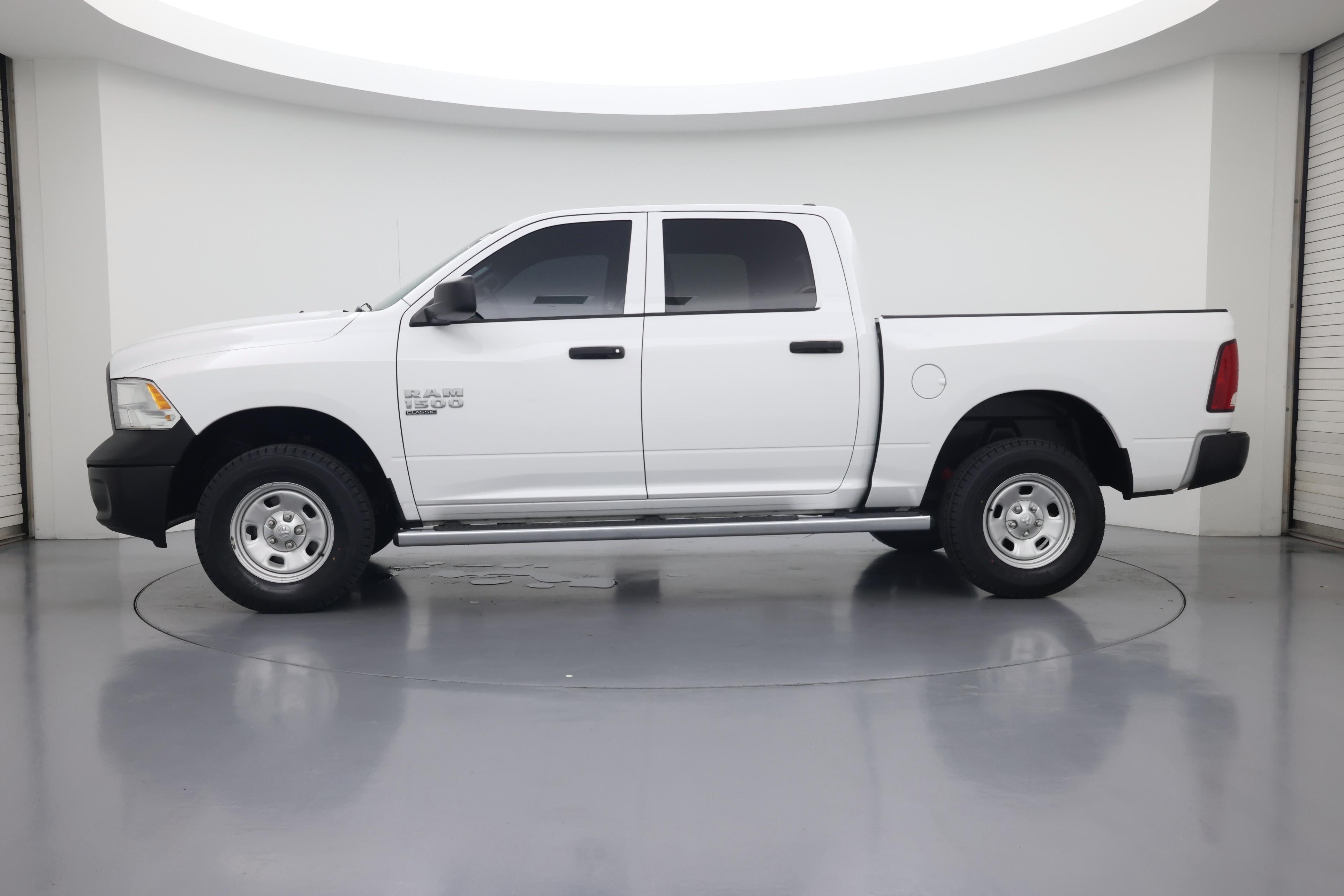 Thumbnail: 2019 RAM 1500 Classic - 3