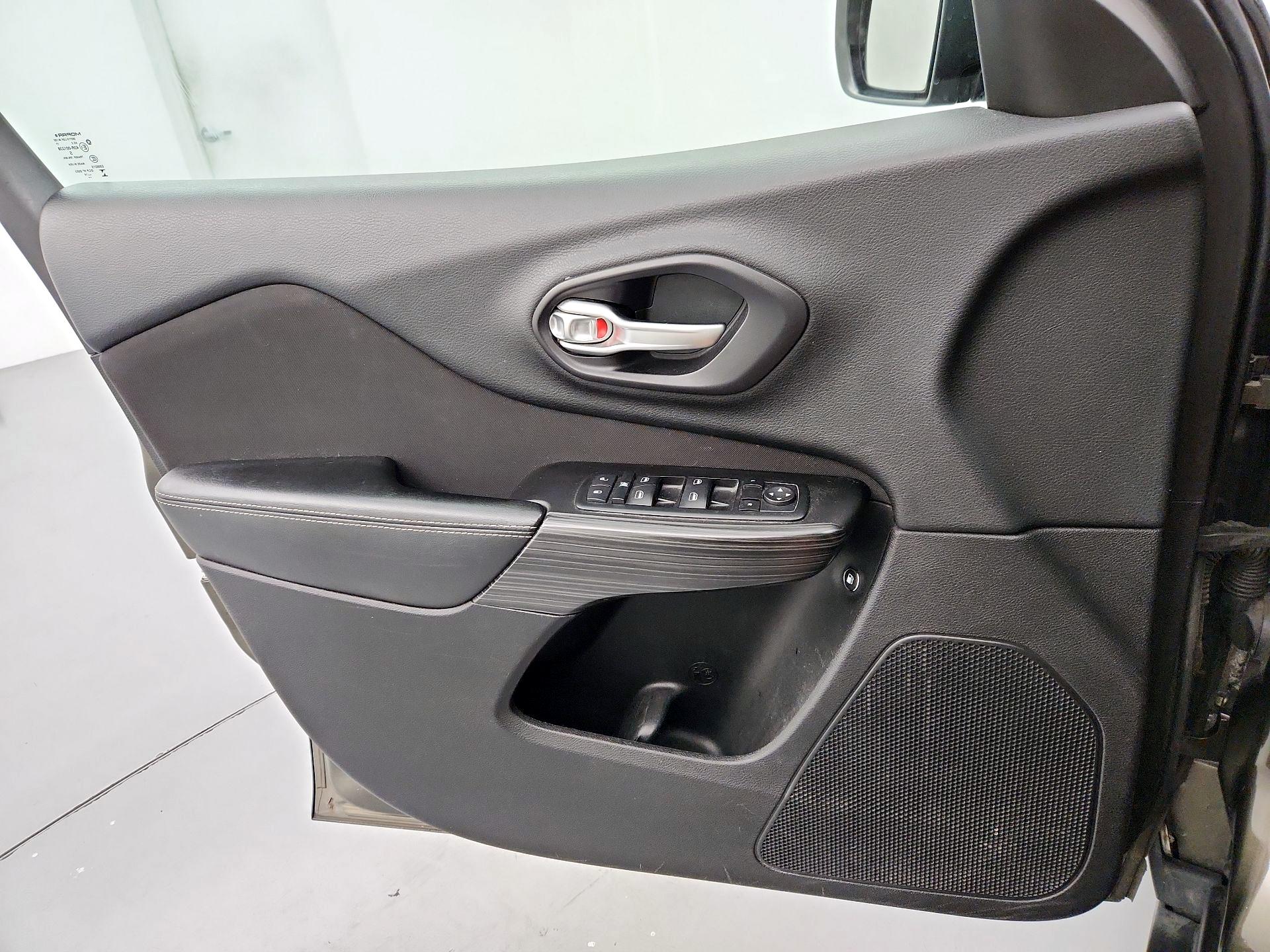 Thumbnail: 2014 Jeep Cherokee - 12