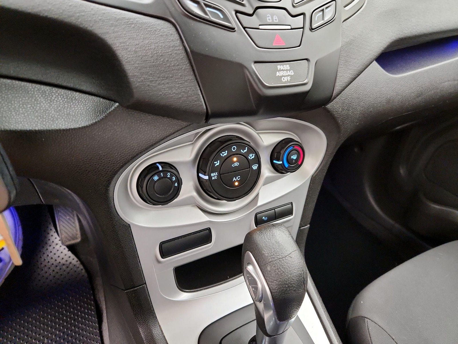 2015 Ford Fiesta SE - Photo 16