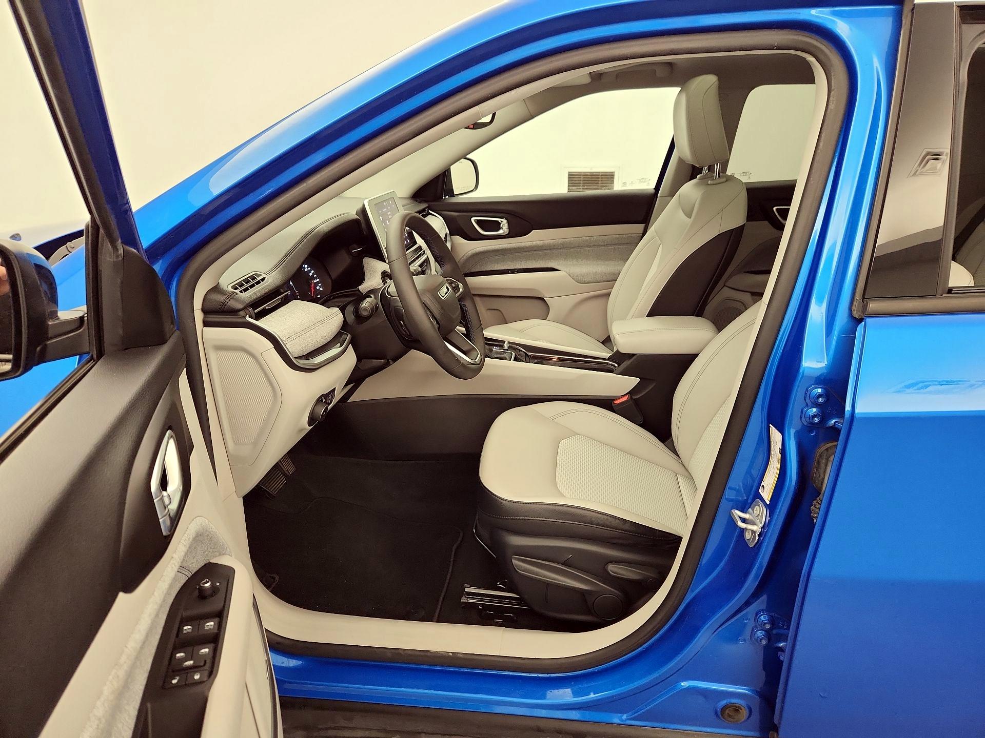 Thumbnail: 2022 Jeep Compass - 11