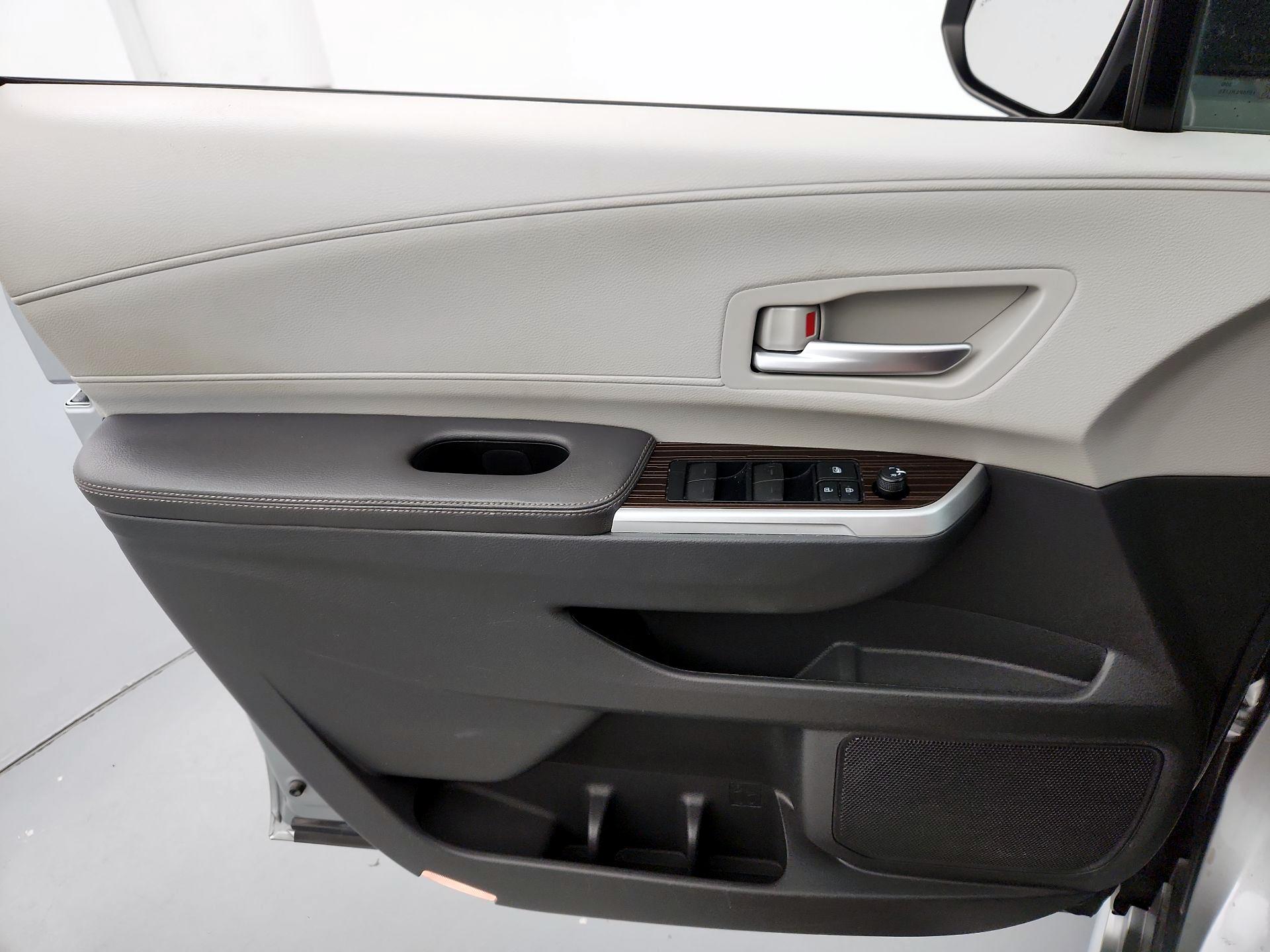 Thumbnail: 2021 Toyota Sienna - 12