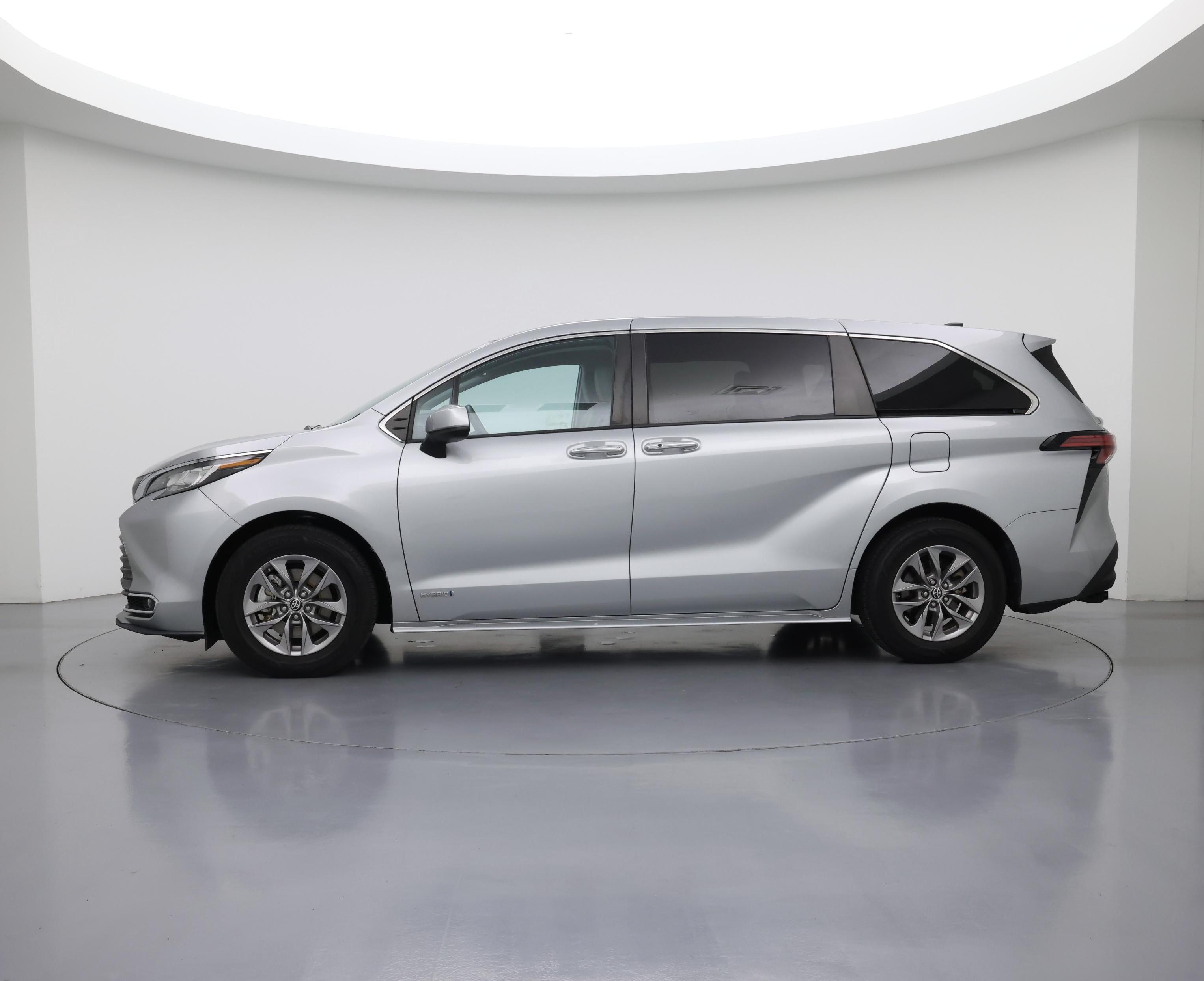 Thumbnail: 2021 Toyota Sienna - 3