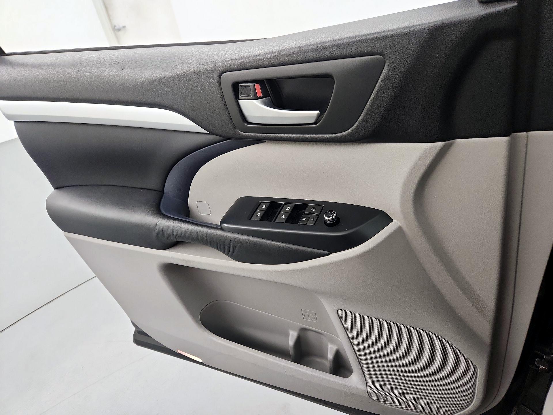Thumbnail: 2016 Toyota Highlander - 12