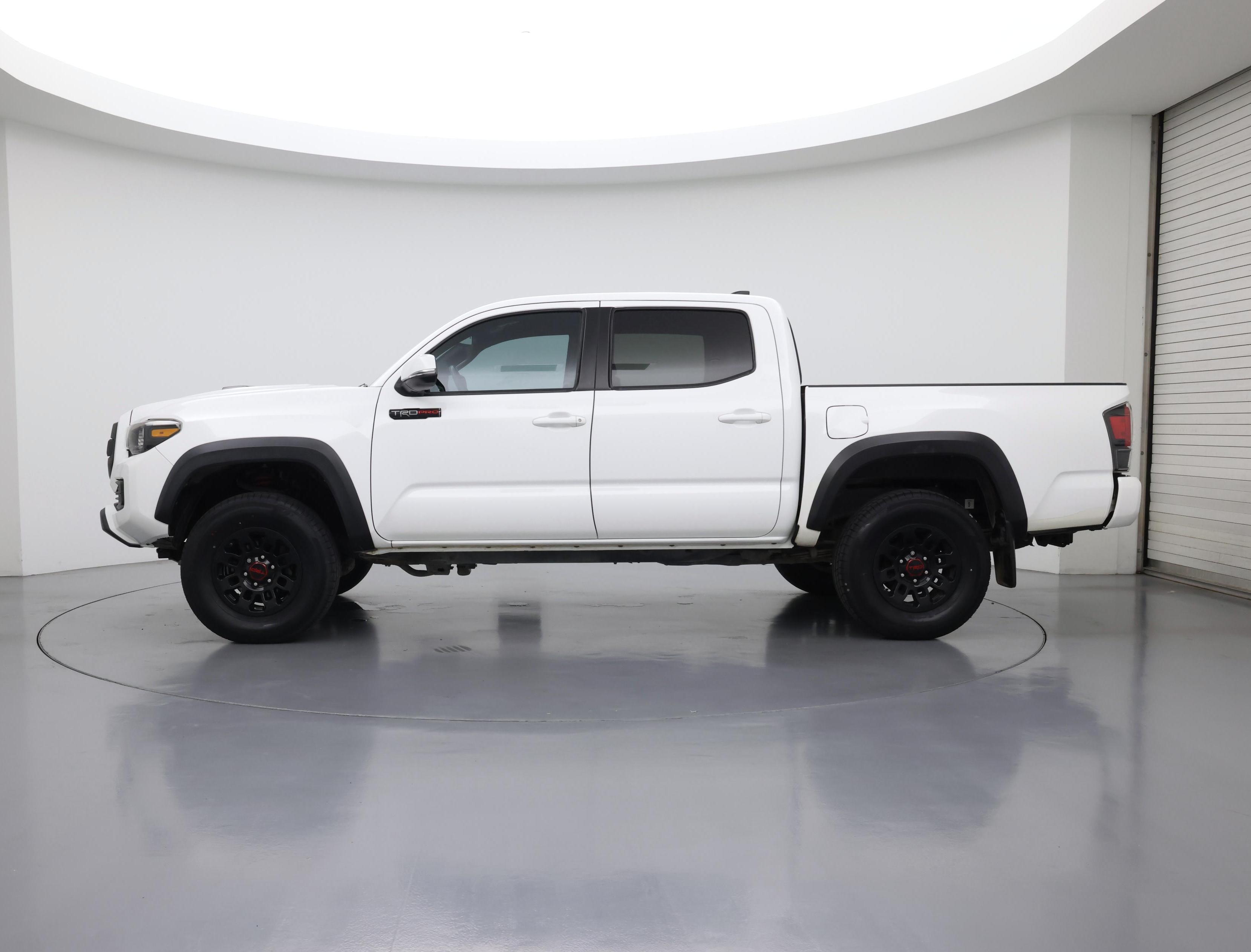 Thumbnail: 2017 Toyota Tacoma - 3