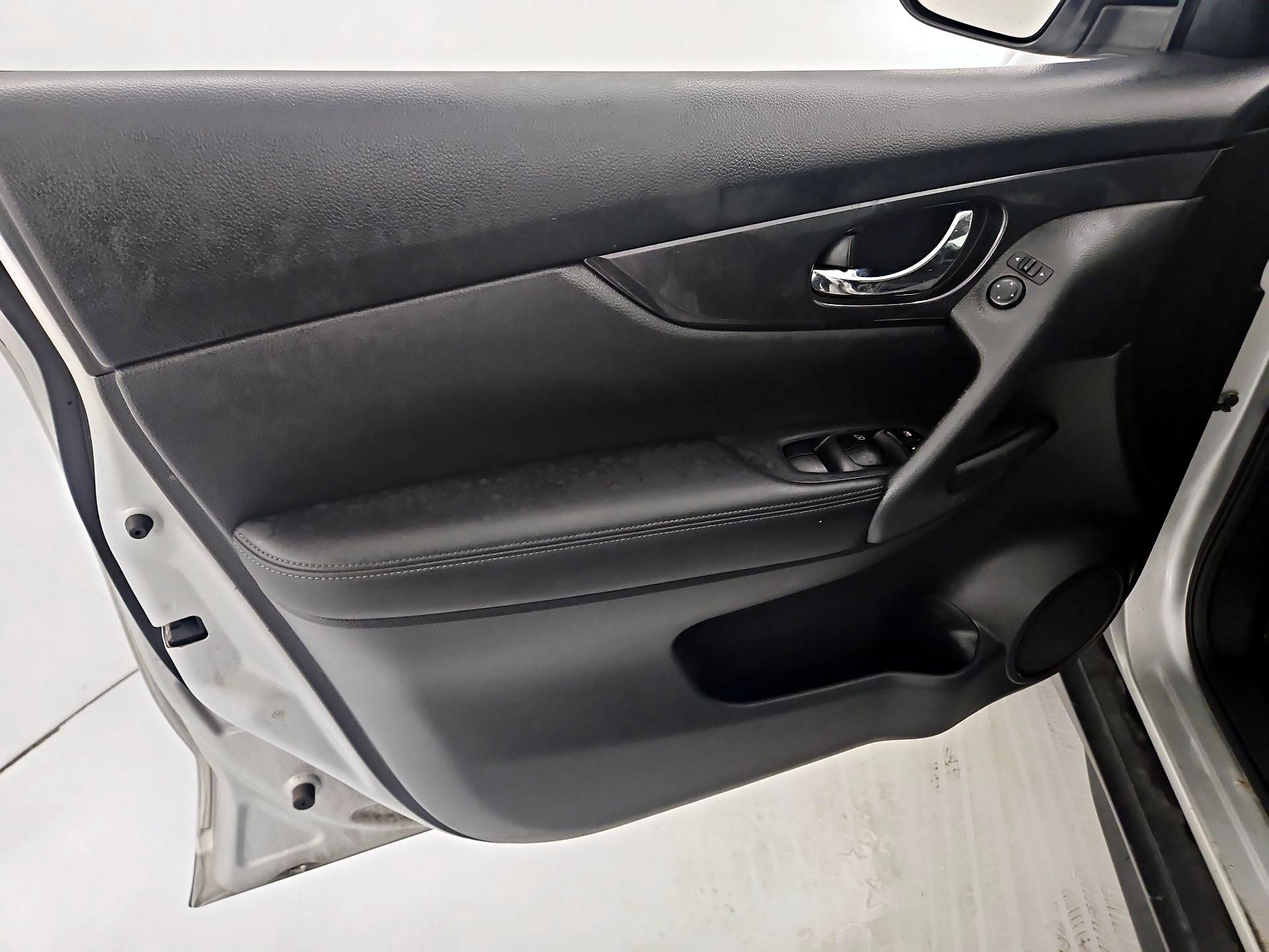 Thumbnail: 2017 Nissan Rogue - 12