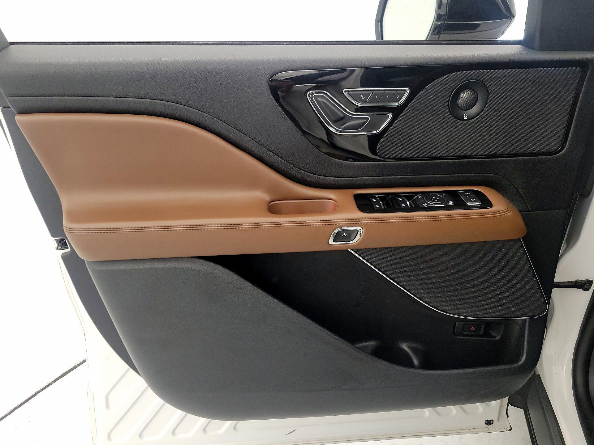 Thumbnail: 2022 Lincoln Aviator - 12