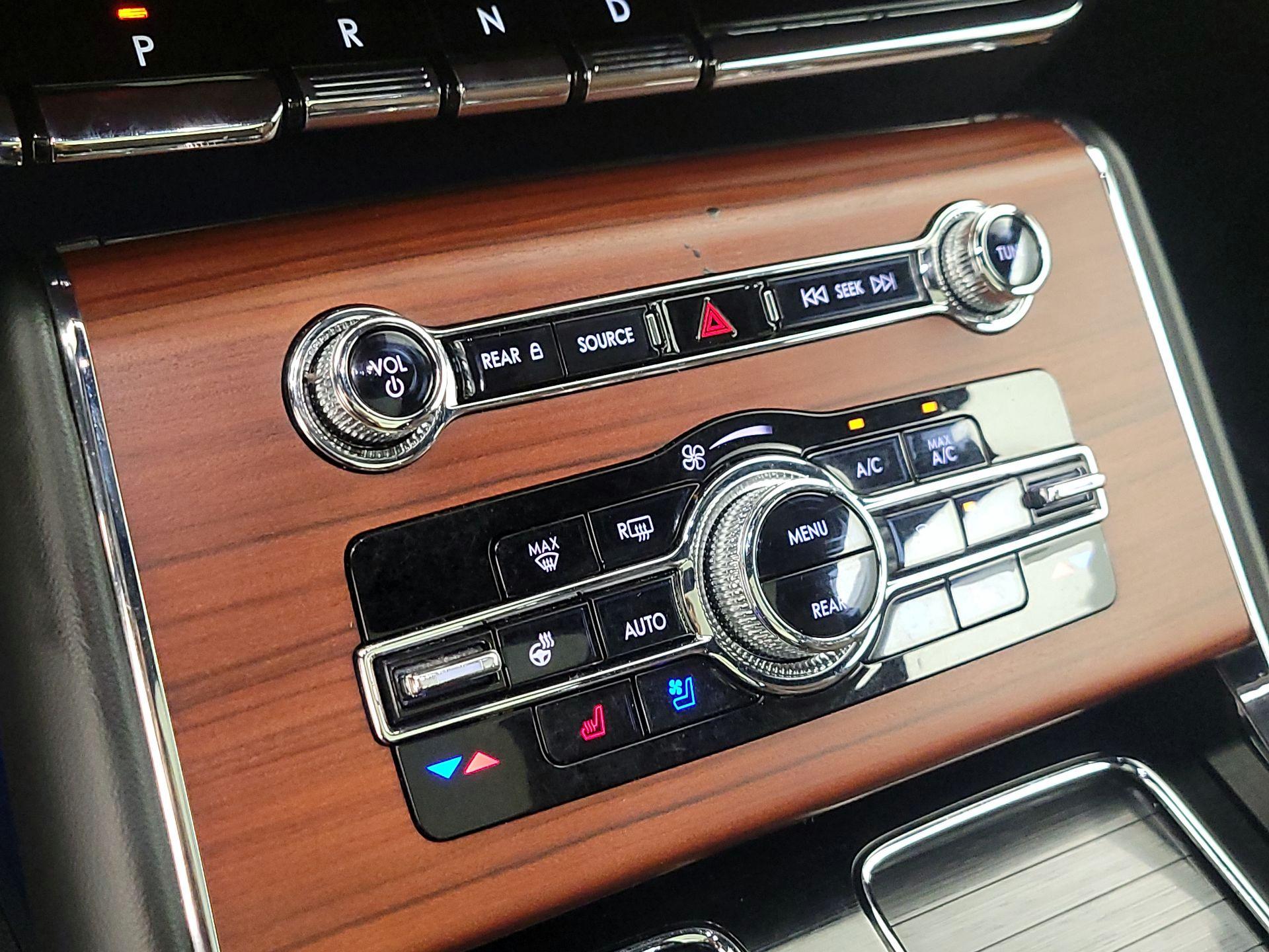 Thumbnail: 2022 Lincoln Aviator - 17