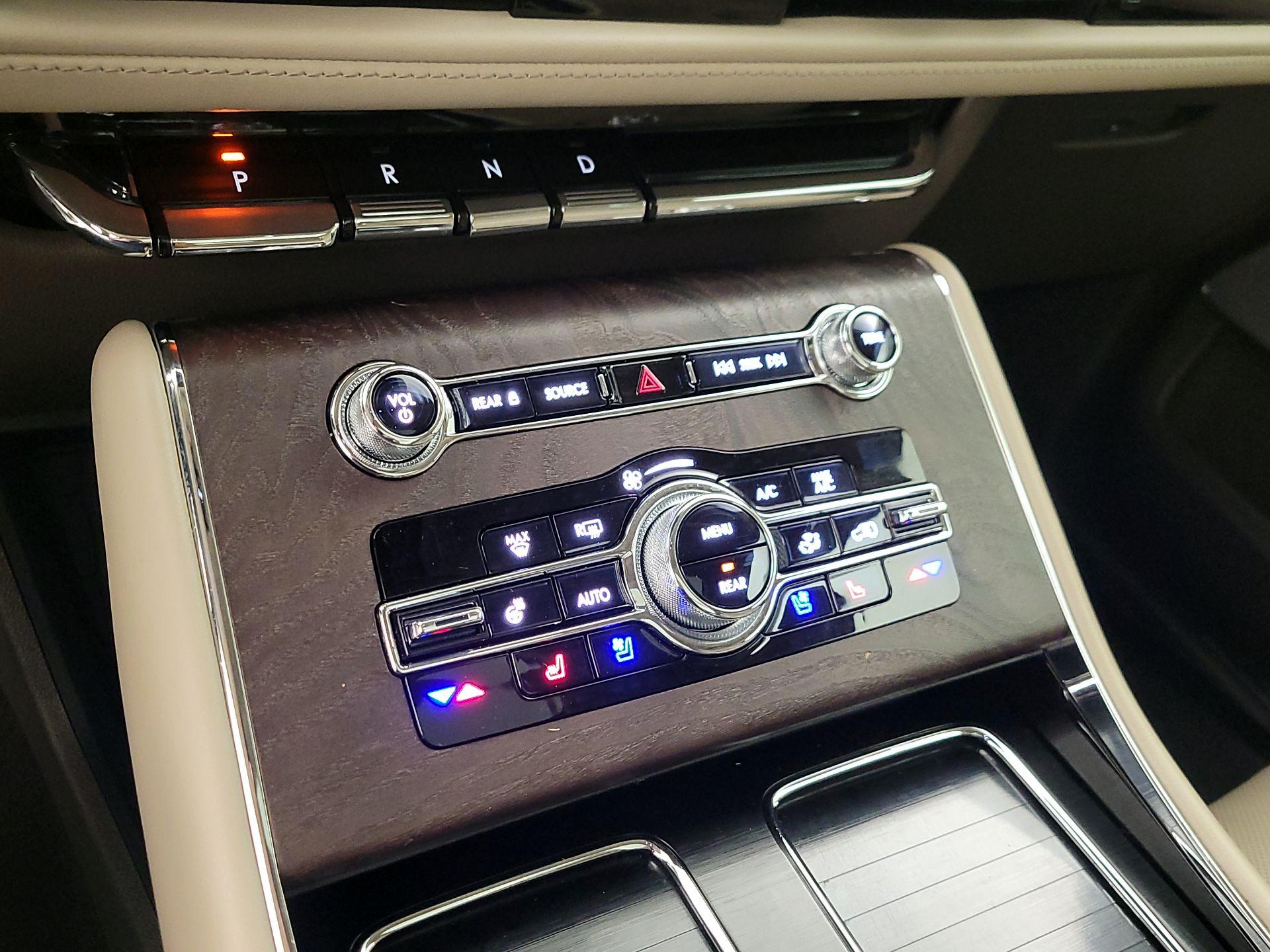 Thumbnail: 2020 Lincoln Aviator - 17