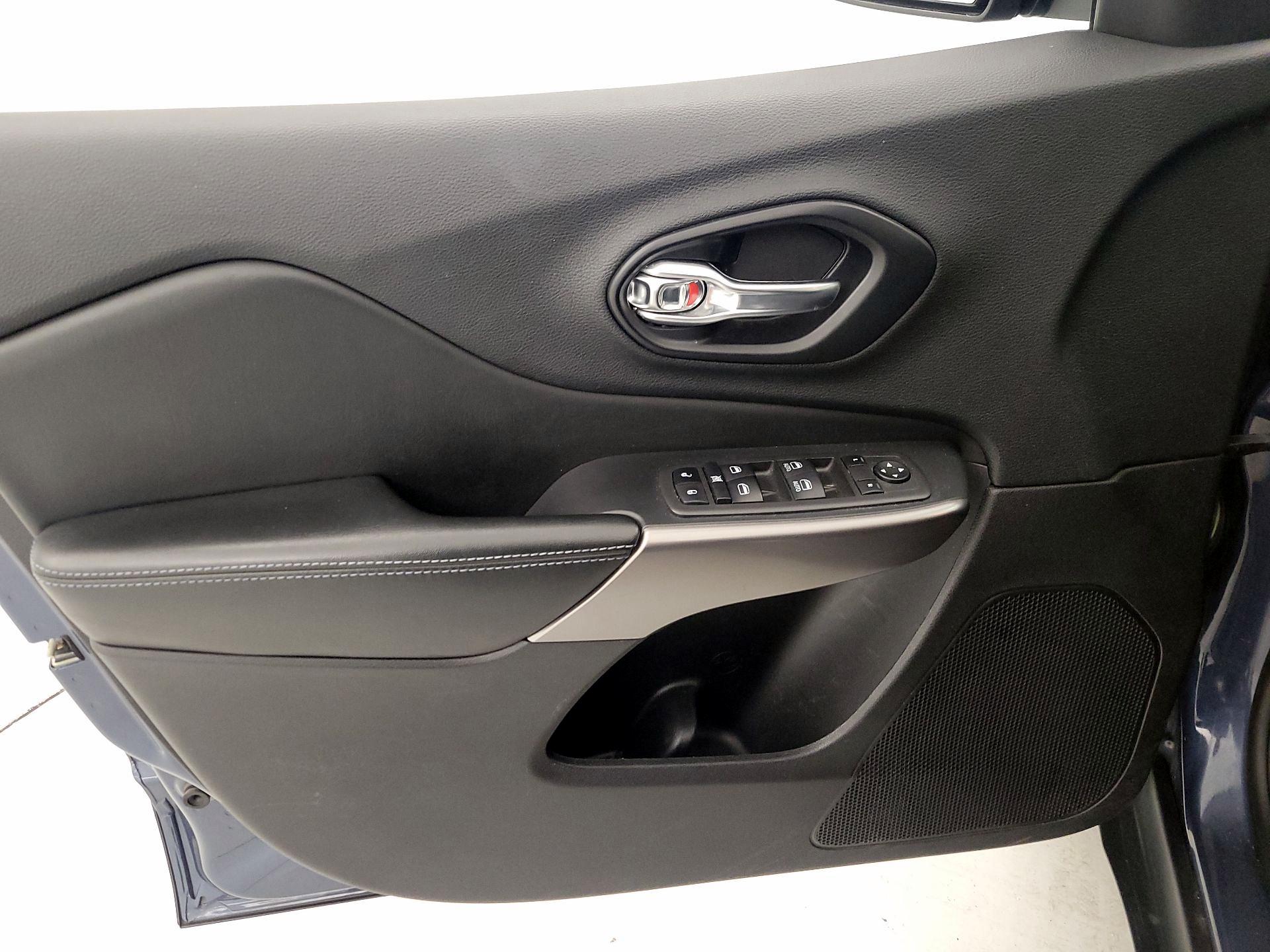 Thumbnail: 2021 Jeep Cherokee - 12