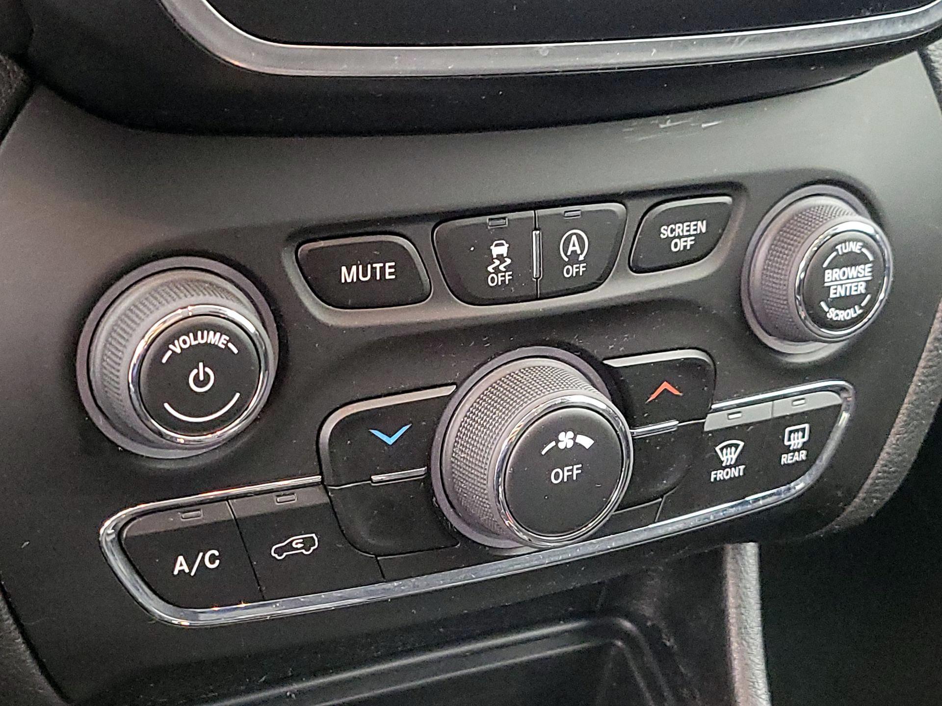 Thumbnail: 2021 Jeep Cherokee - 16