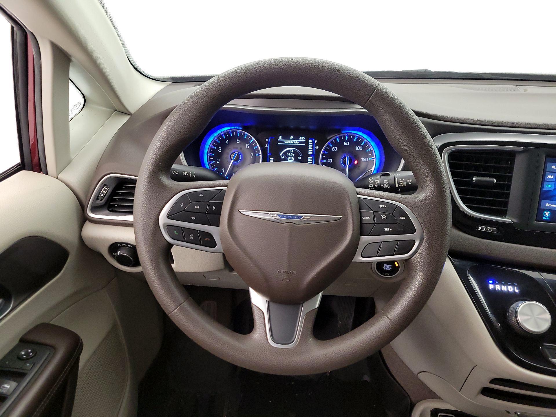 Thumbnail: 2020 Chrysler Voyager - 10