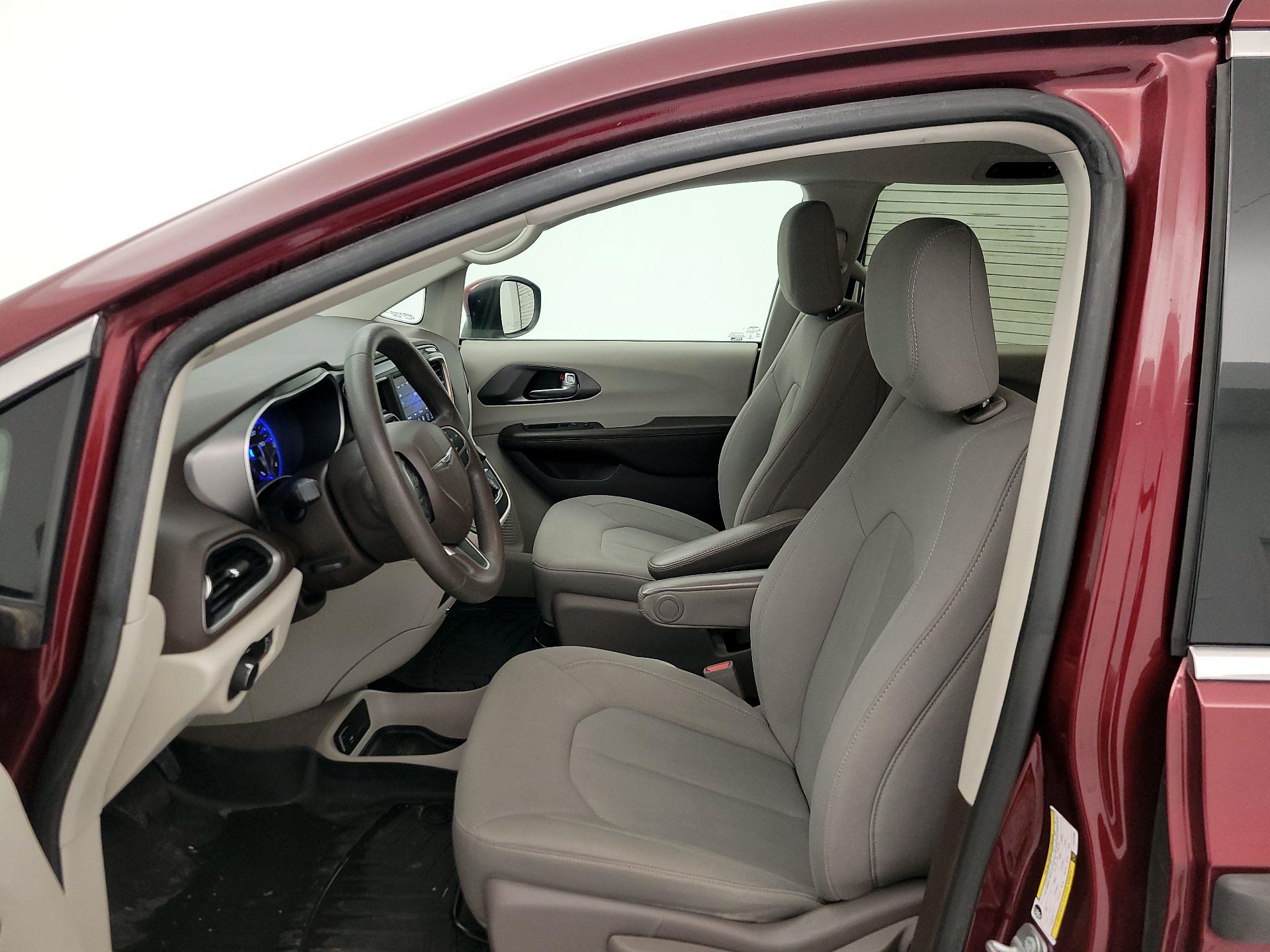 Thumbnail: 2020 Chrysler Voyager - 11