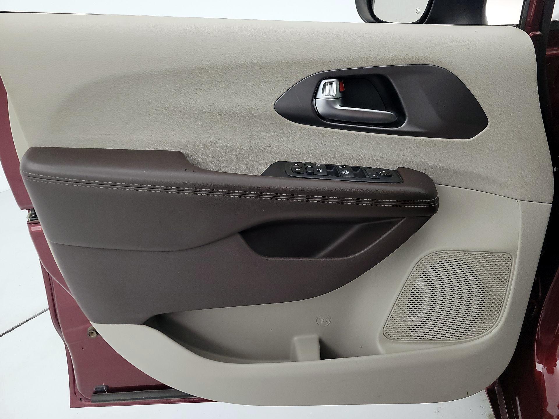 Thumbnail: 2020 Chrysler Voyager - 12