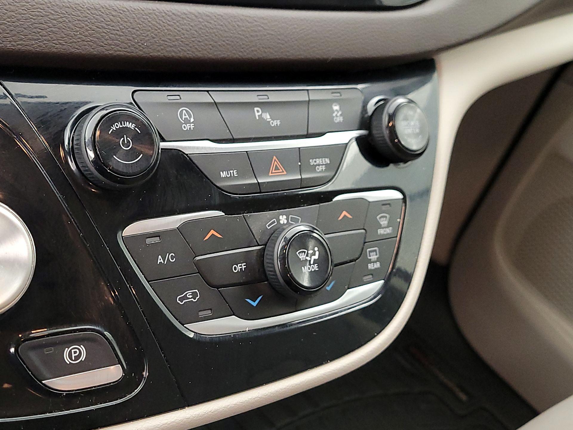 Thumbnail: 2020 Chrysler Voyager - 17