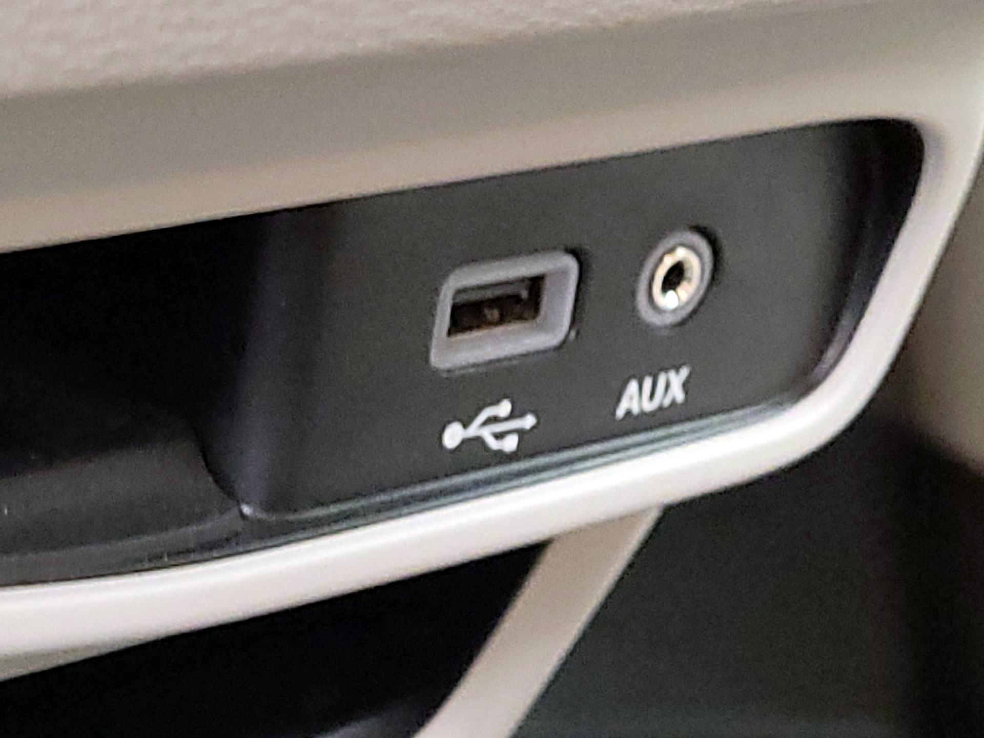 Thumbnail: 2020 Chrysler Voyager - 19