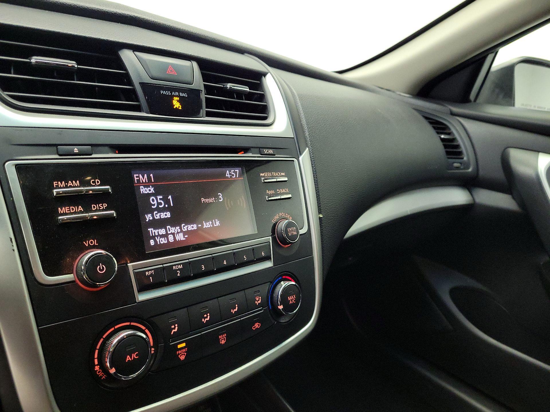 Thumbnail: 2016 Nissan Altima - 15