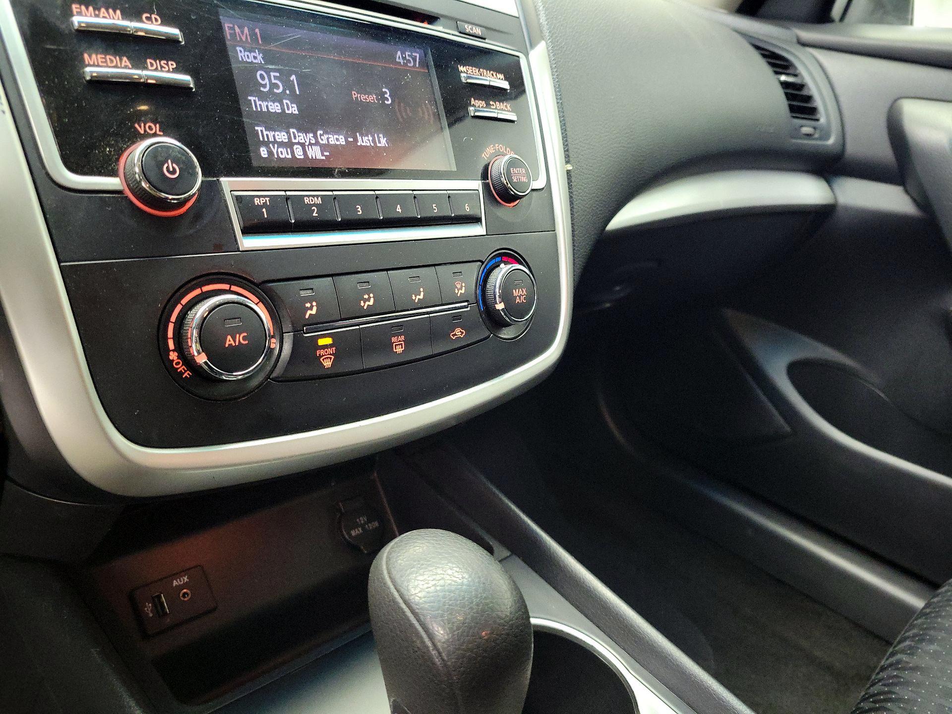 Thumbnail: 2016 Nissan Altima - 16