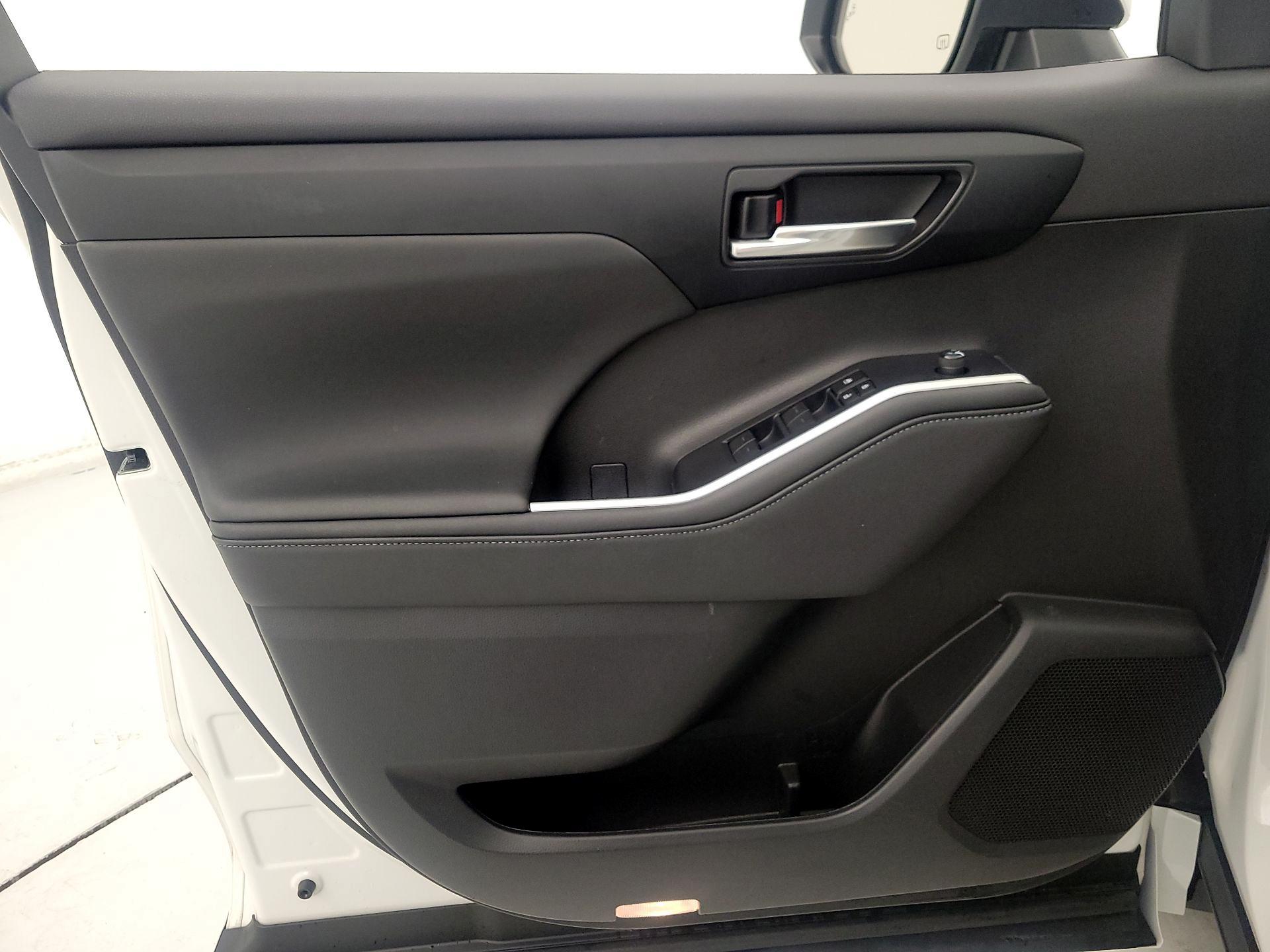 Thumbnail: 2023 Toyota Highlander - 12