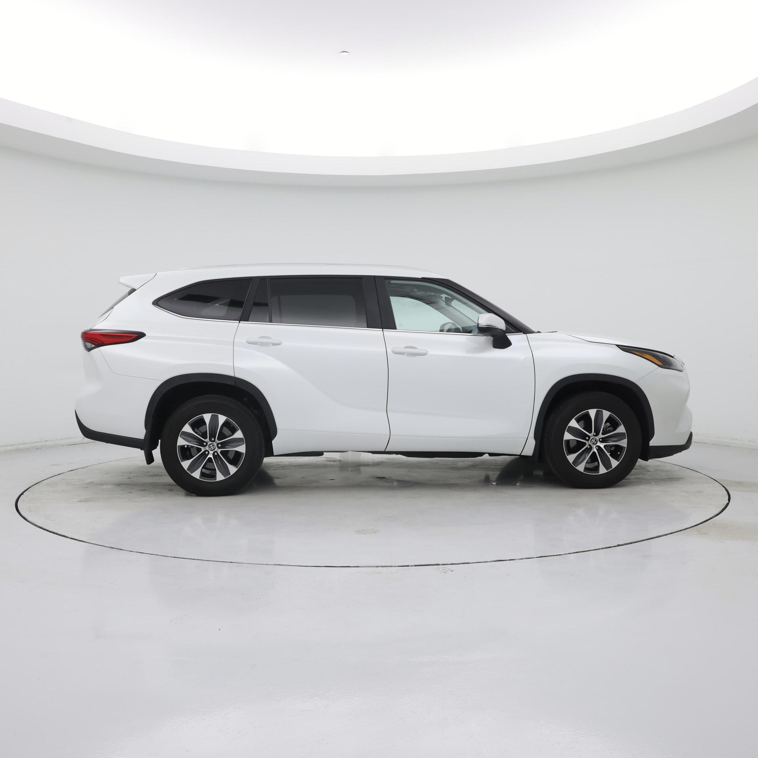Thumbnail: 2023 Toyota Highlander - 7