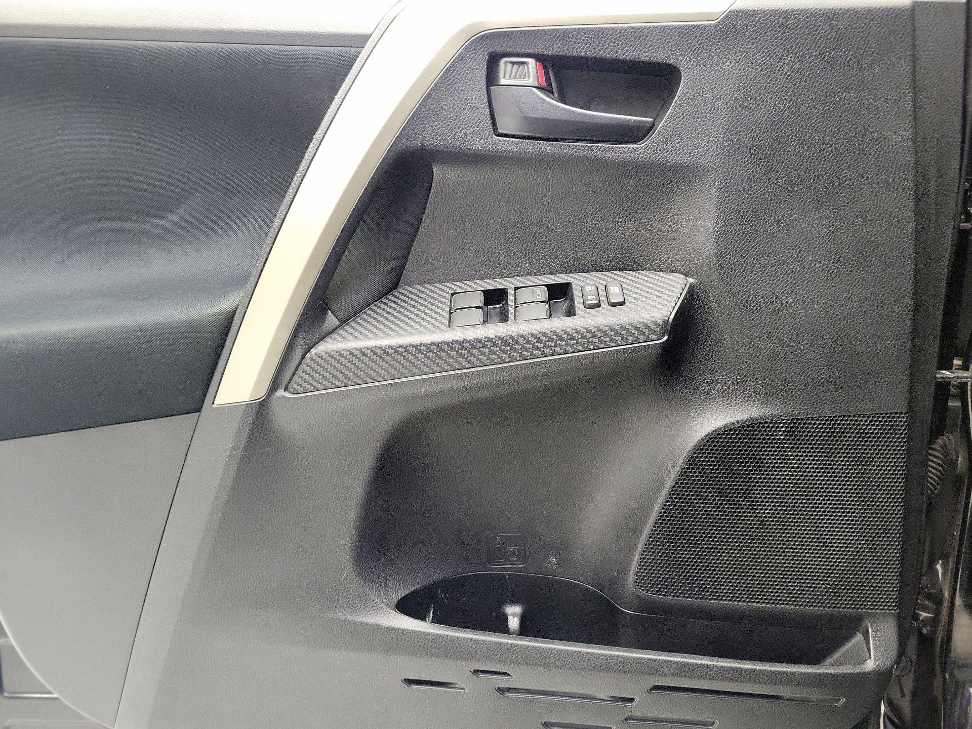 Thumbnail: 2015 Toyota RAV4 - 12