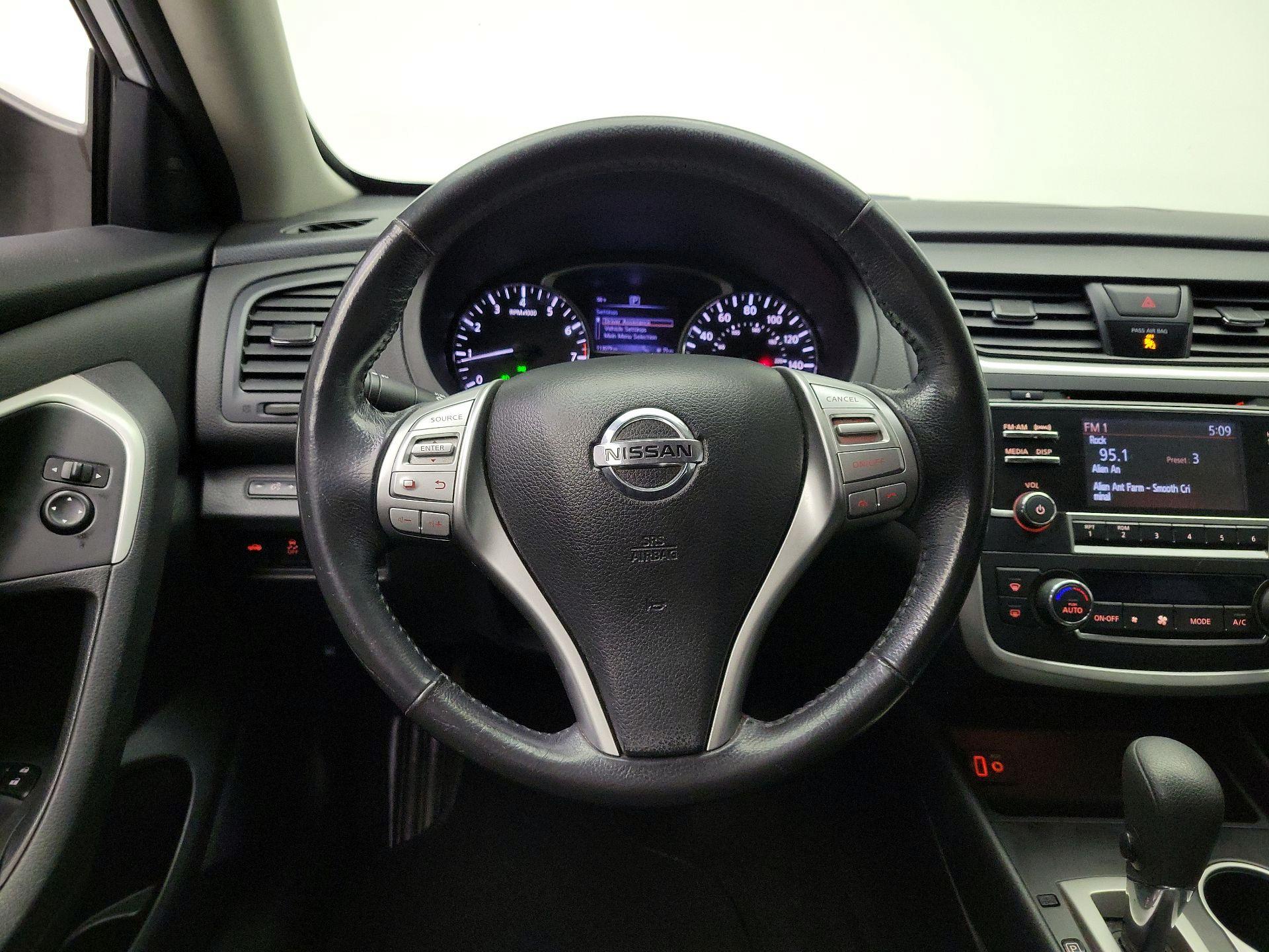 Thumbnail: 2017 Nissan Altima - 10